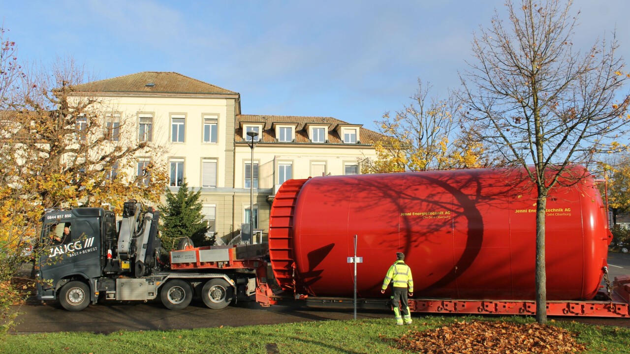 Grosse Behälterspeicher wie die Solartanks der Firma Jenni können thermische Energie langfristig speichern. (Foto: Jenni Energietechnik AG)