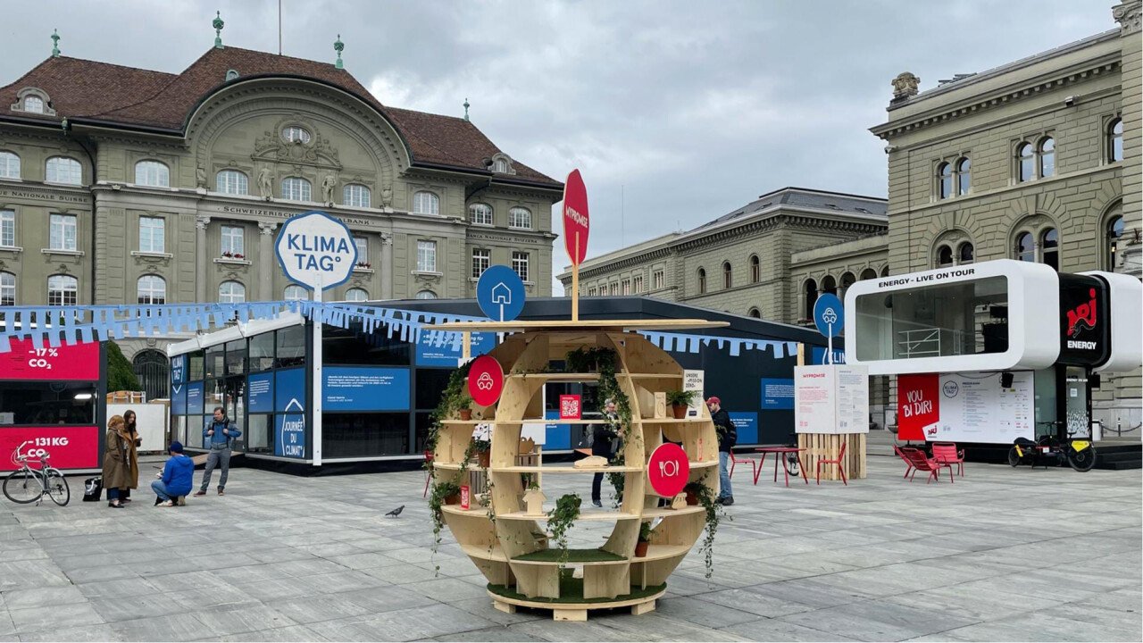 Der Klimatag auf dem Bundesplatz in Bern, der am 27. Mai 2021 erstmals stattfand, hat zum Ziel, Wirtschaft und Gesellschaft mit «Netto null CO2» zusammenzubringen. (Foto: Aroma Productions AG) 