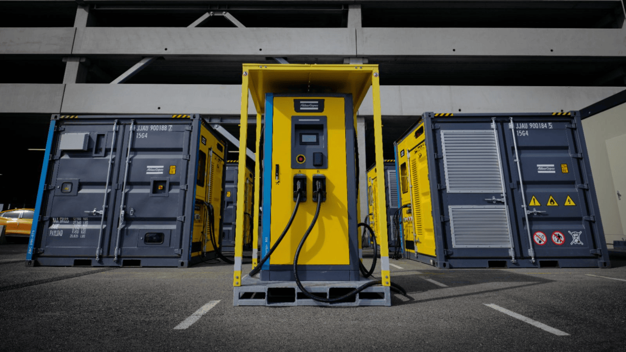 Atlas Copco Energiespeichersysteme der ZBC-Baureihe in Kombination mit einem Z-Charger Schnellladegerät