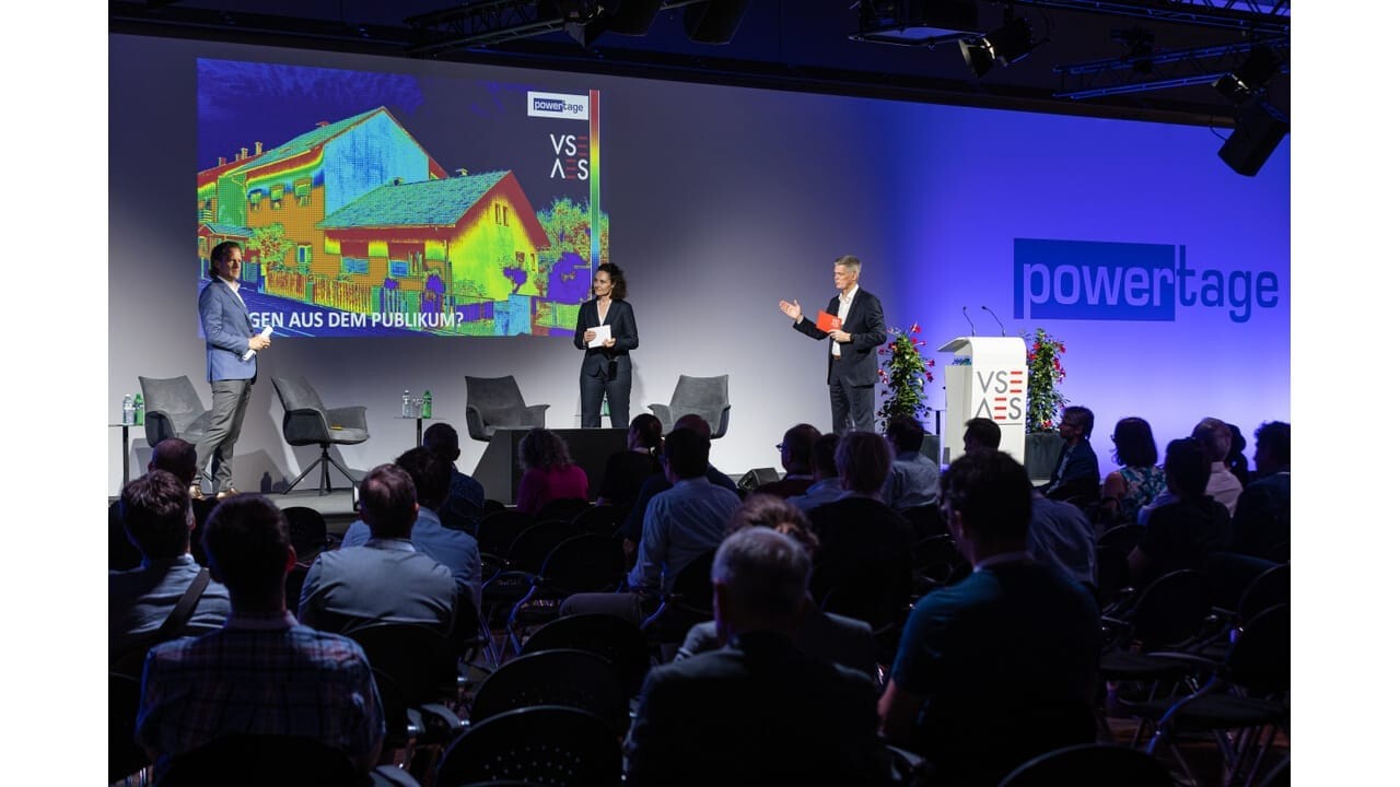 Powertage 2022 | Fachforum VSE | Energieeffizienz – handeln oder noch warten? Warten worauf? | v.l.n.r. Konrad Rieder (SIG),  Valérie Bourdin (VSE), Moderation: Rolf Schmid, TEAG Advisors AG