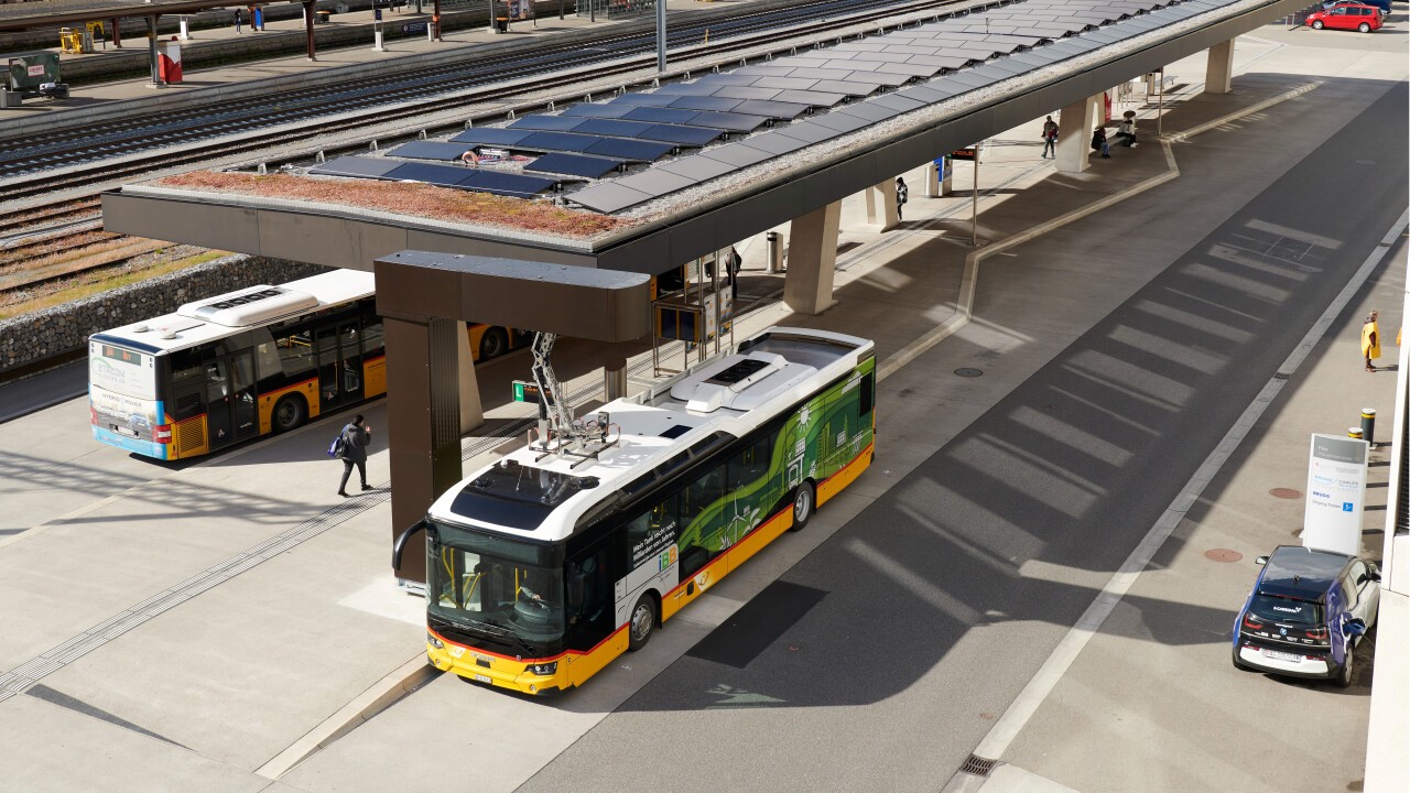 E-Postauto beim Aufladen, Brugg, Schweiz