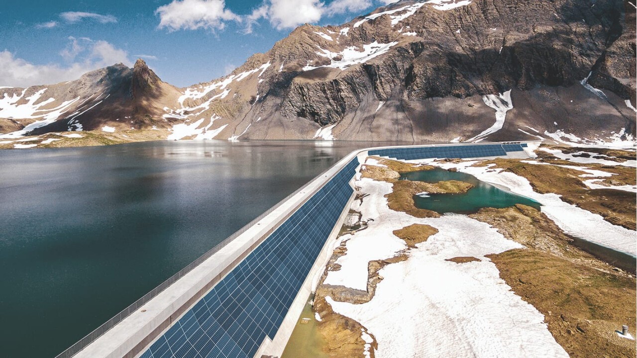 Fotovoltaik bringt in den Bergen deutlich mehr Ertrag als im Flachland, vor allem im Winter. Im Bild die Fotovoltaikanlage auf der Staumauer des Muttsees GL. (Foto: Axpo/Daniel Werder)