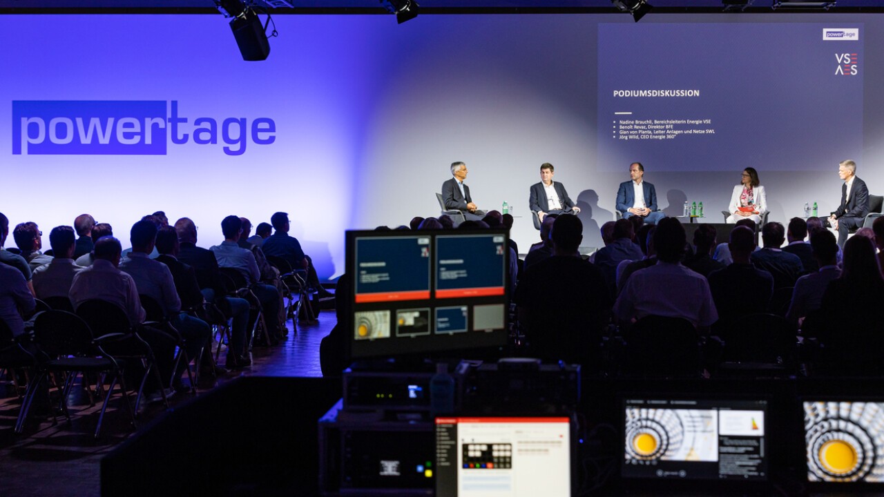 Powertage 2022 | Fachforum VSE | Versorgungssicherheit – wie weiter? | v.l.n.r. Gian von Planta, Leiter Anlagen und Netze SWL, Jörg Wild, CEO Energie 360°, Benoît Revaz, Direktor BFE, Nadine Brauchli, Bereichsleiterin Energie VSE, Moderation: Rolf Schmid, TEAG Advisors AG