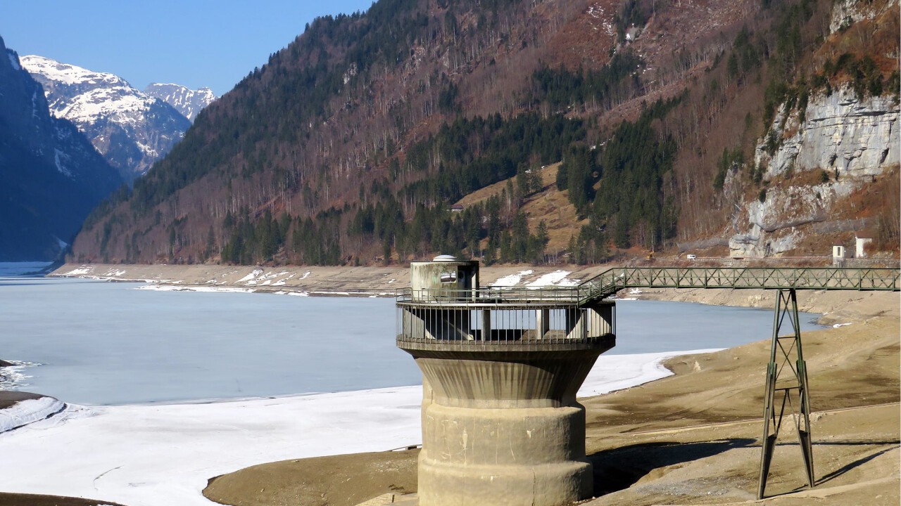 Ende Winter, wenn die Stauseen leer sind, kann die Stromversorgung der Schweiz kritisch werden. Im Bild der Stausee im Klöntal GL. (Foto: Shutterstock)