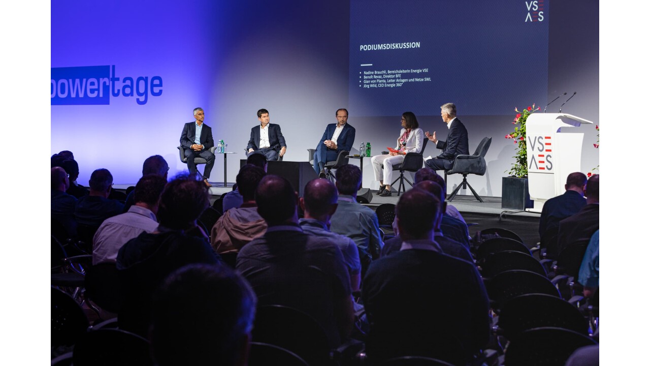 Powertage 2022 | Fachforum VSE | Versorgungssicherheit - wie weiter? | v.l.n.r. Gian von Planta, Leiter Anlagen und Netze SWL, Jörg Wild, CEO Energie 360°, Benoît Revaz, Direktor BFE, Nadine Brauchli, Bereichsleiterin Energie VSE, Moderation: Rolf Schmid, TEAG Advisors AG 