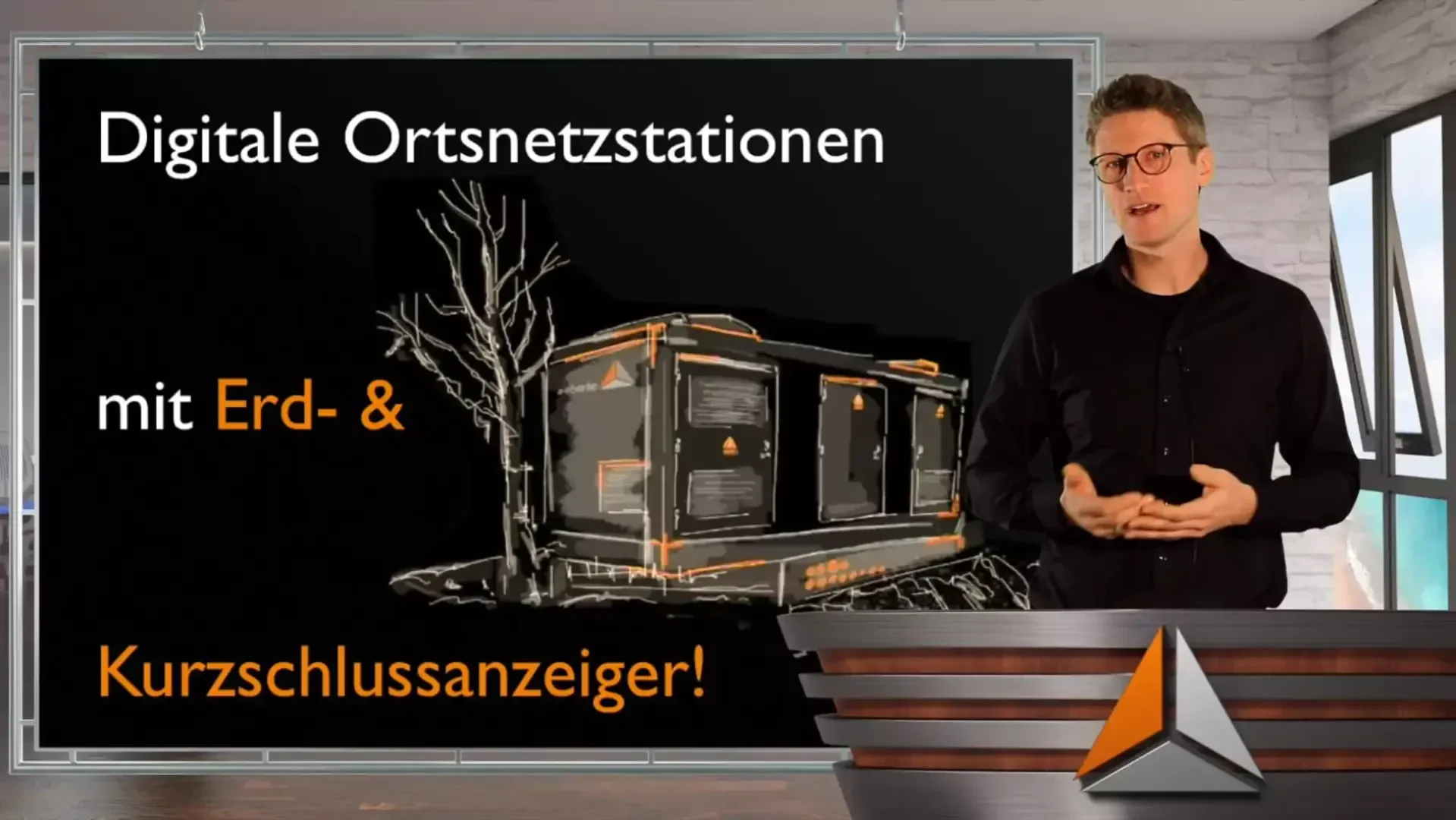Ein Mann steht neben einem Bildschirm, auf dem die Skizze eines Elektrizitätswerks abgebildet ist, mit deutschem Text: Digitale Ortsnetzstationen mit Erd- & Kurzschlussanzeiger! Das Farbschema ist schwarz und orange.
