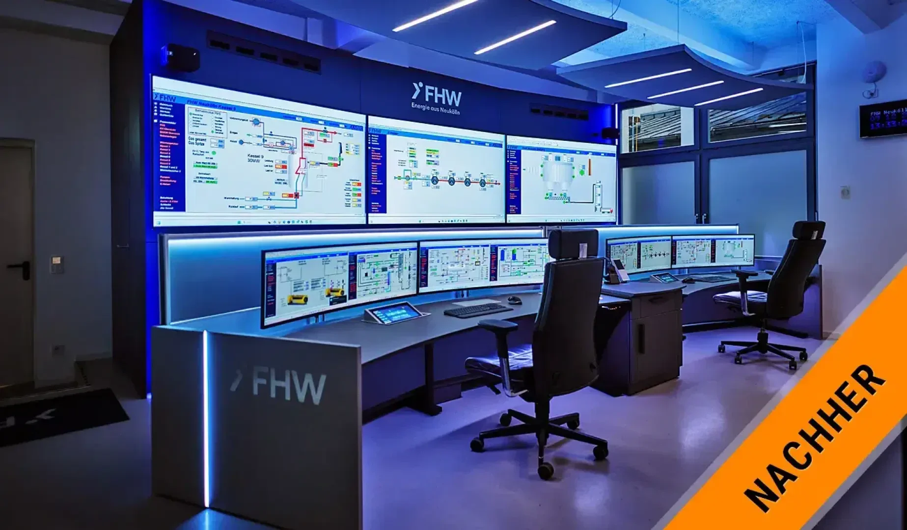 Ein moderner Kontrollraum mit großen Wandmonitoren, auf denen komplexe Systemdiagramme angezeigt werden, und sechs Computerbildschirmen auf Schreibtischen, die mit blauem Licht beleuchtet werden. Das Wort NACHHER erscheint auf einem orangefarbenen diagonalen Banner in der unteren rechten Ecke.