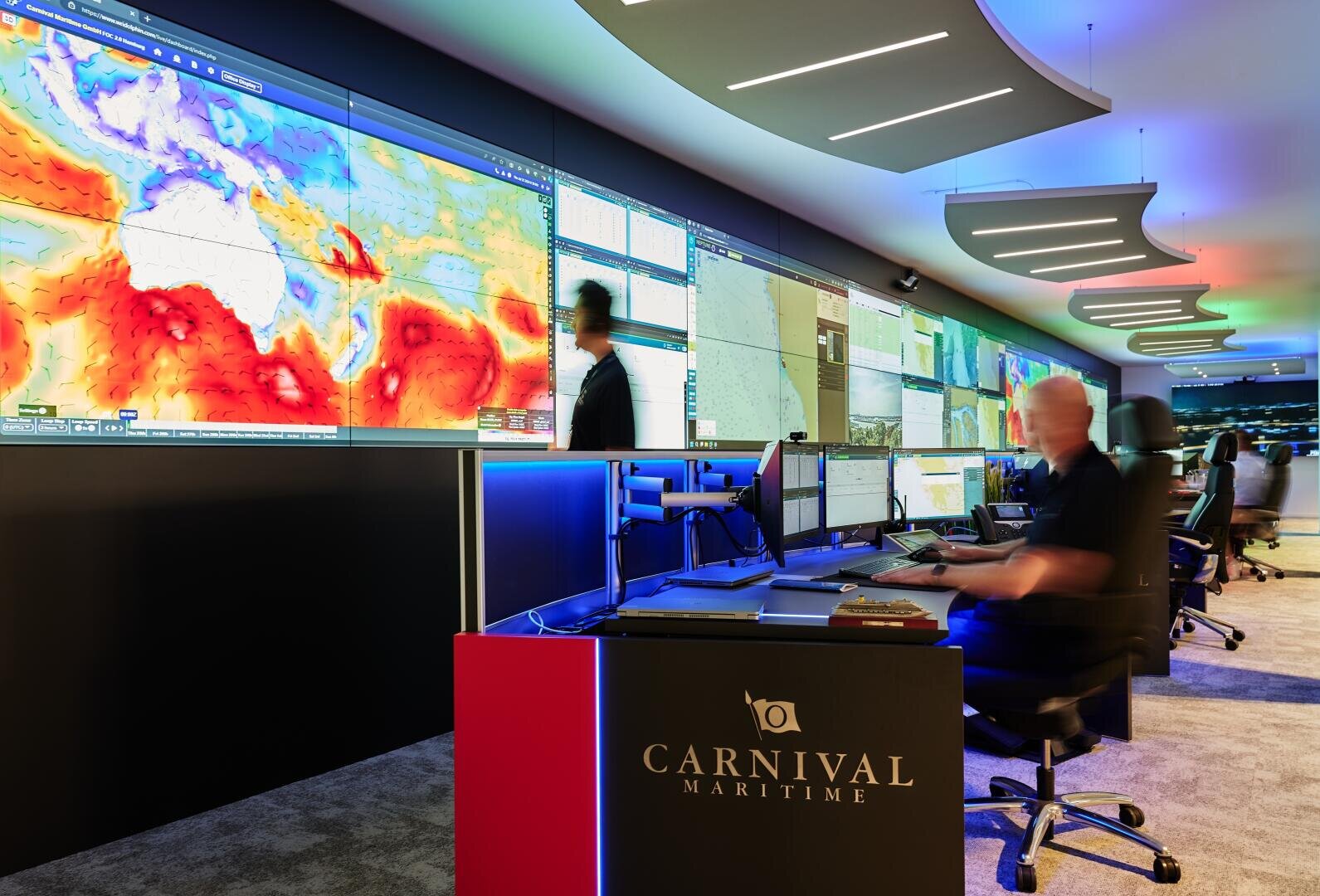 Moderne Kontrollraum Steuerung mit KVM-over-IP (KVM= Keyboard, Video, Mouse) macht es möglich: Die Displays der Videowall können im Fleet Operations Center von Carnival Maritime mit der SplitView-Technologie nicht nur mit mehreren Quellen gleichzeitig belegt werden, auch eine direkte Bedienung der einzelnen Applikationen ist sichergestellt. Foto: JST – Jungmann Systemtechnik® 