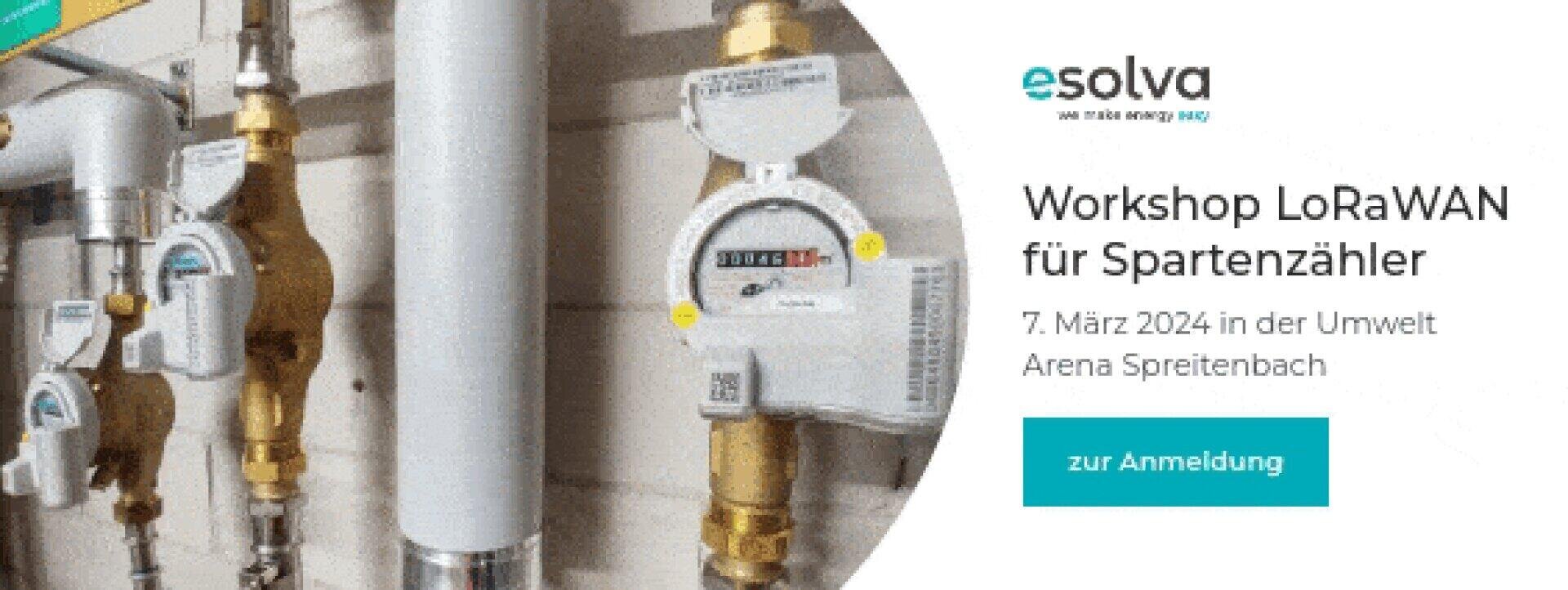 Ein Werbebanner zeigt mehrere an einer Wand montierte Stromzähler. Der Text lautet: Workshop LoRaWAN für Spartenzähler, 7. März 2024 in der Umwelt Arena Spreitenbach. Auf einem Knopf steht zur Anmeldung. Darüber erscheint das e.solva-Logo.