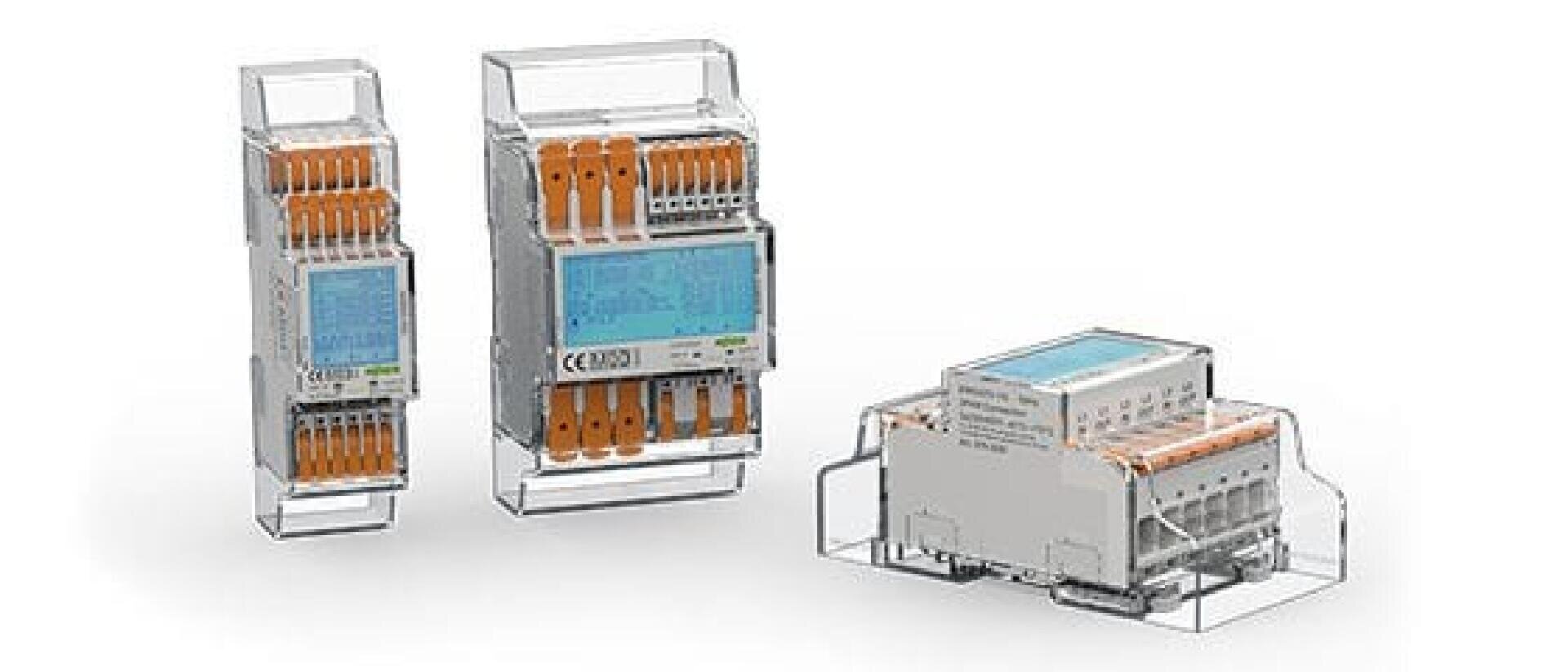 Gezeigt werden drei transparente elektronische Geräte mit blauen Digitalanzeigen und orangefarbenen Anschlüssen: zwei stehen aufrecht, eines ist waagerecht aufgestellt, alle vor einem weißen Hintergrund.