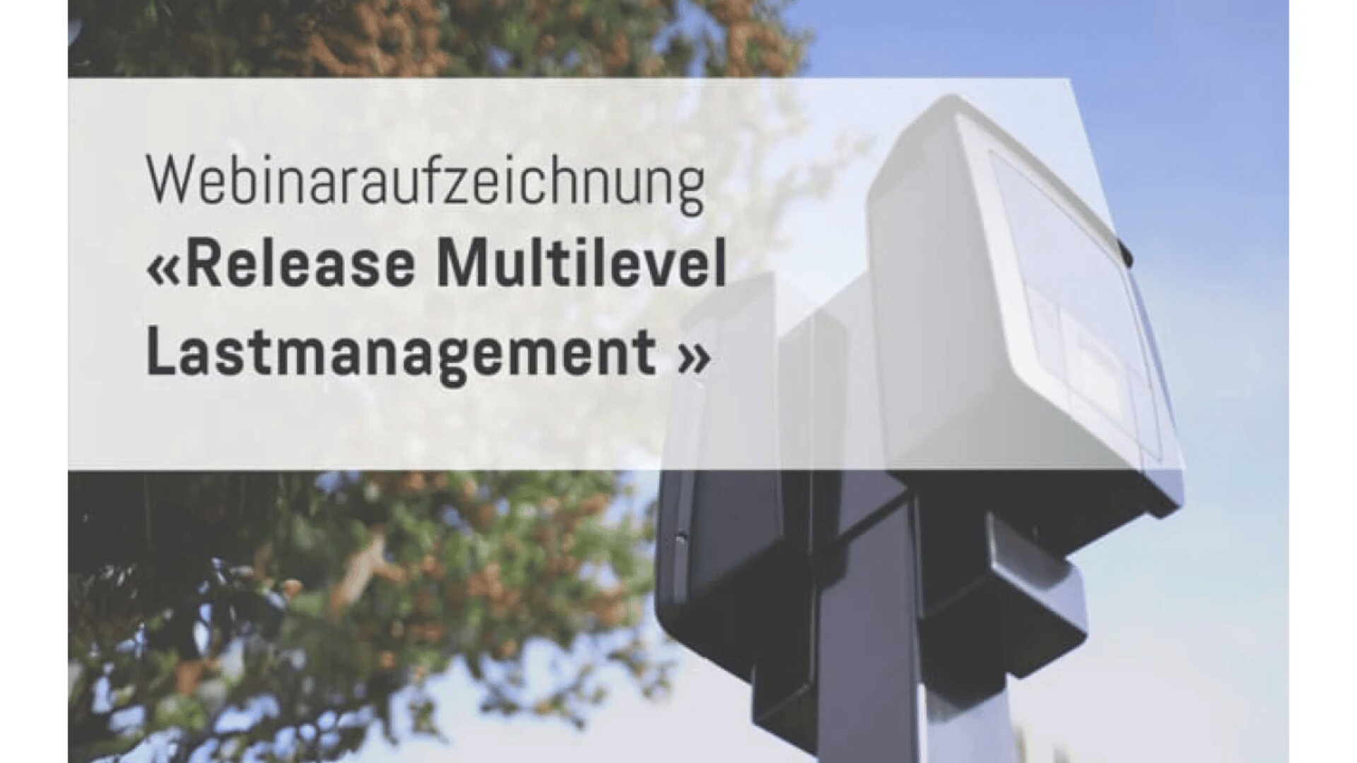 Eine digitale Ladestation steht im Freien mit Bäumen im Hintergrund. Der überlagerte Text auf Deutsch lautet: "Webinaraufzeichnung Release Multilevel Lastmanagement".