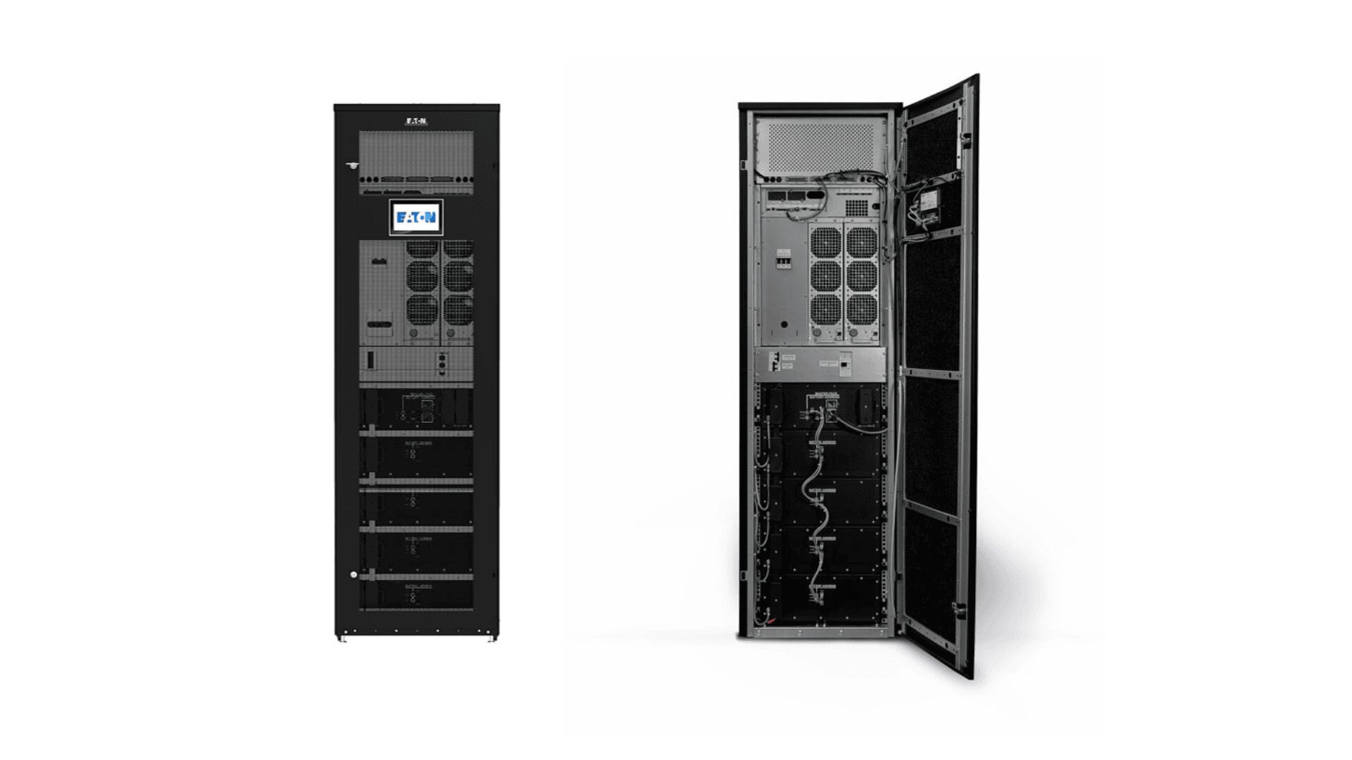 Zwei schwarze Server-Rack-Einheiten: eine von vorne mit geschlossener Tür und Eaton-Logo, die andere von schräg oben mit geöffneter Tür, die den Blick auf die internen Komponenten und die Verkabelung freigibt.