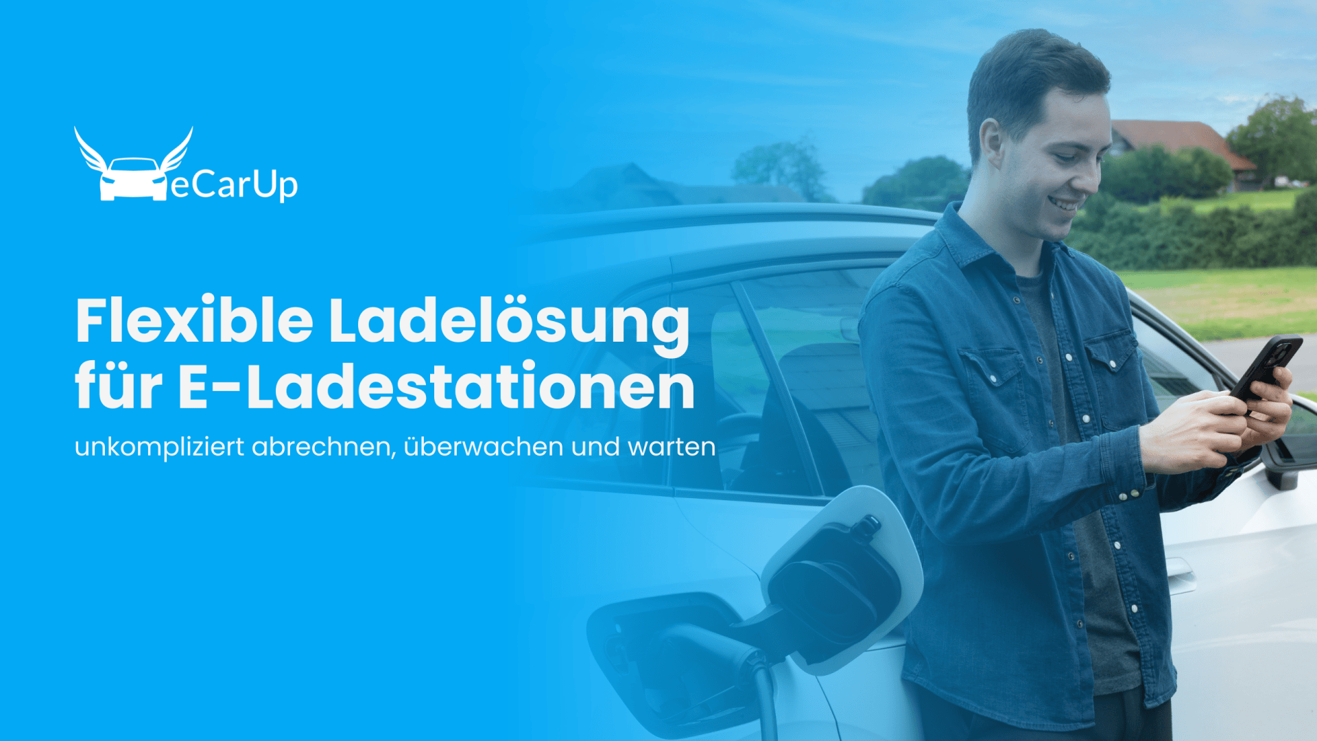 Ein Mann steht neben einem Elektroauto, hält ein Ladekabel in der Hand und benutzt sein Smartphone. Der Text auf Deutsch wirbt für flexible Ladelösungen für EV-Ladestationen von eCarUp, mit blauem Hintergrund.