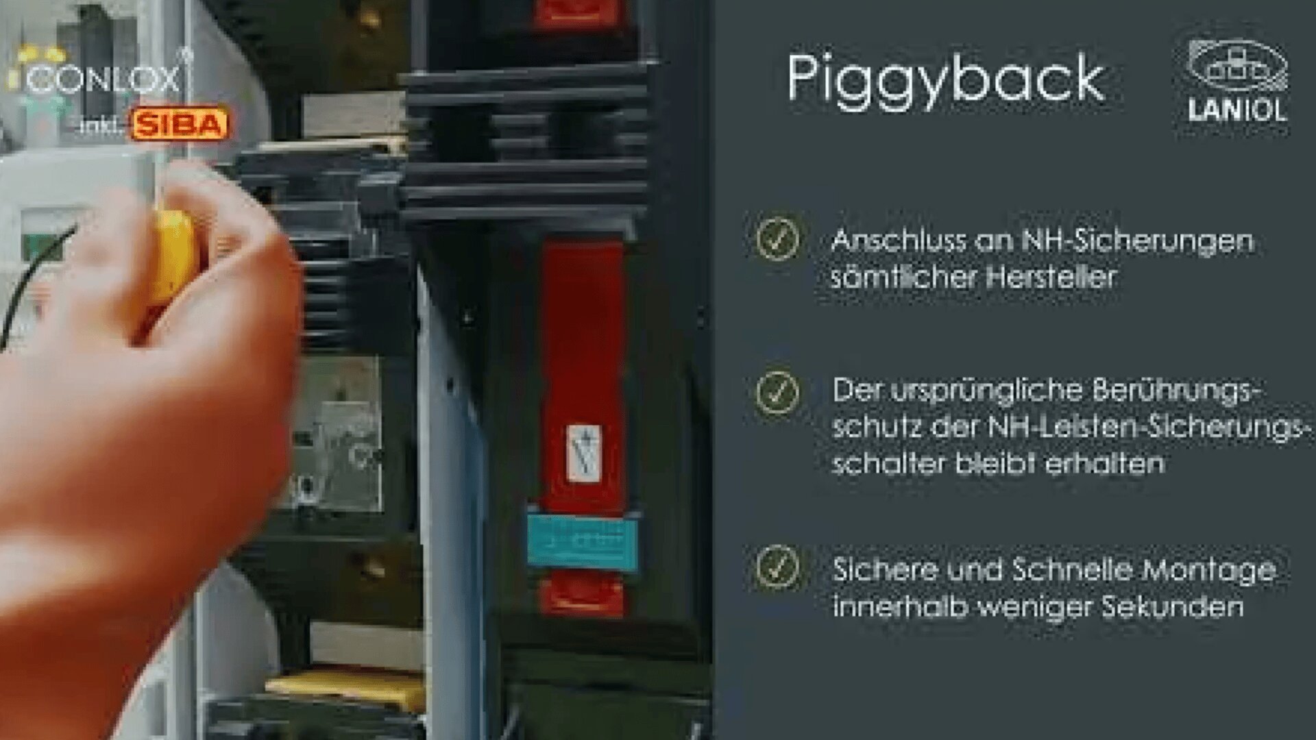 Die Hand einer Person setzt eine Sicherung in eine elektrische Schalttafel ein. Daneben beschreibt ein Text in deutscher Sprache die Merkmale von "Piggyback" von Conlox/Laniol, wobei Kompatibilität, Sicherheit und schnelle Installation hervorgehoben werden.