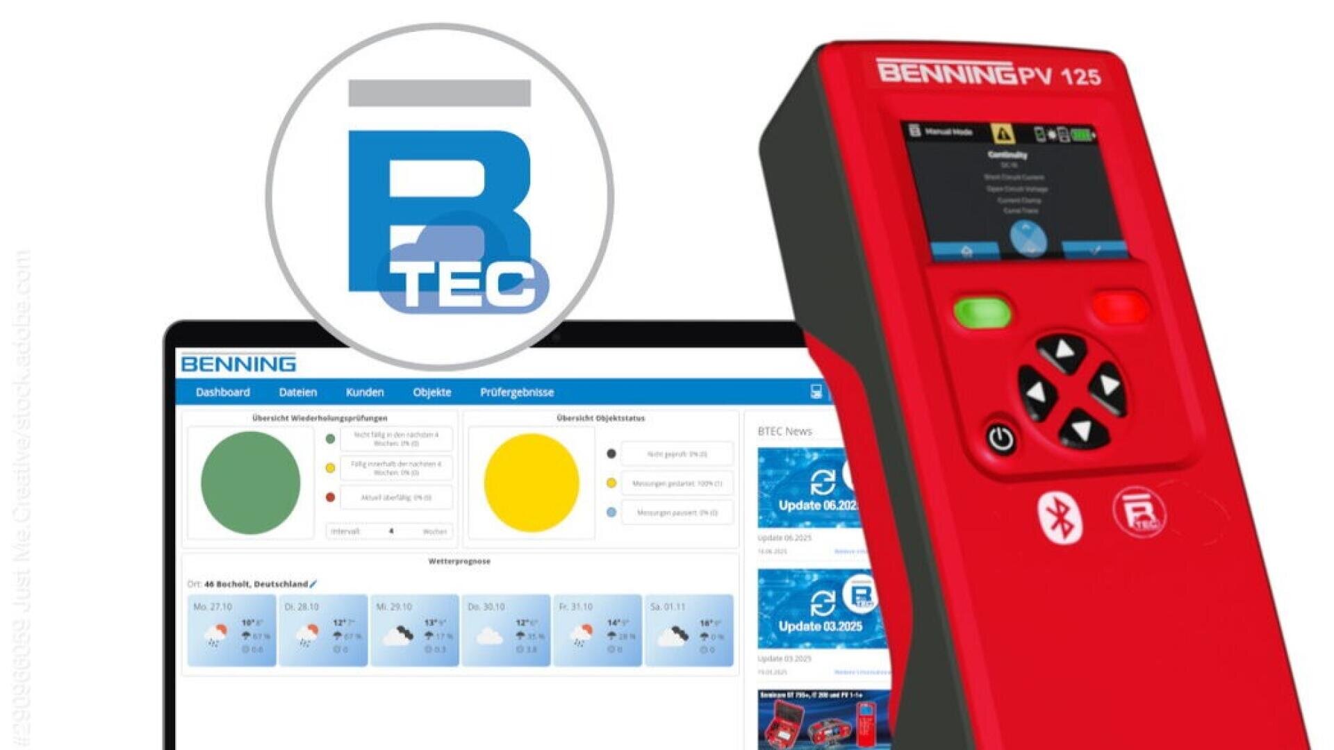Ein rotes Benning PV 1-25-Gerät ist vor einem Laptop-Bildschirm zu sehen, auf dem Datenanzeigen zu sehen sind, daneben ein kreisförmiges BTEC-Logo mit einem blauen "B" und dem Wort "TEC" darin.
