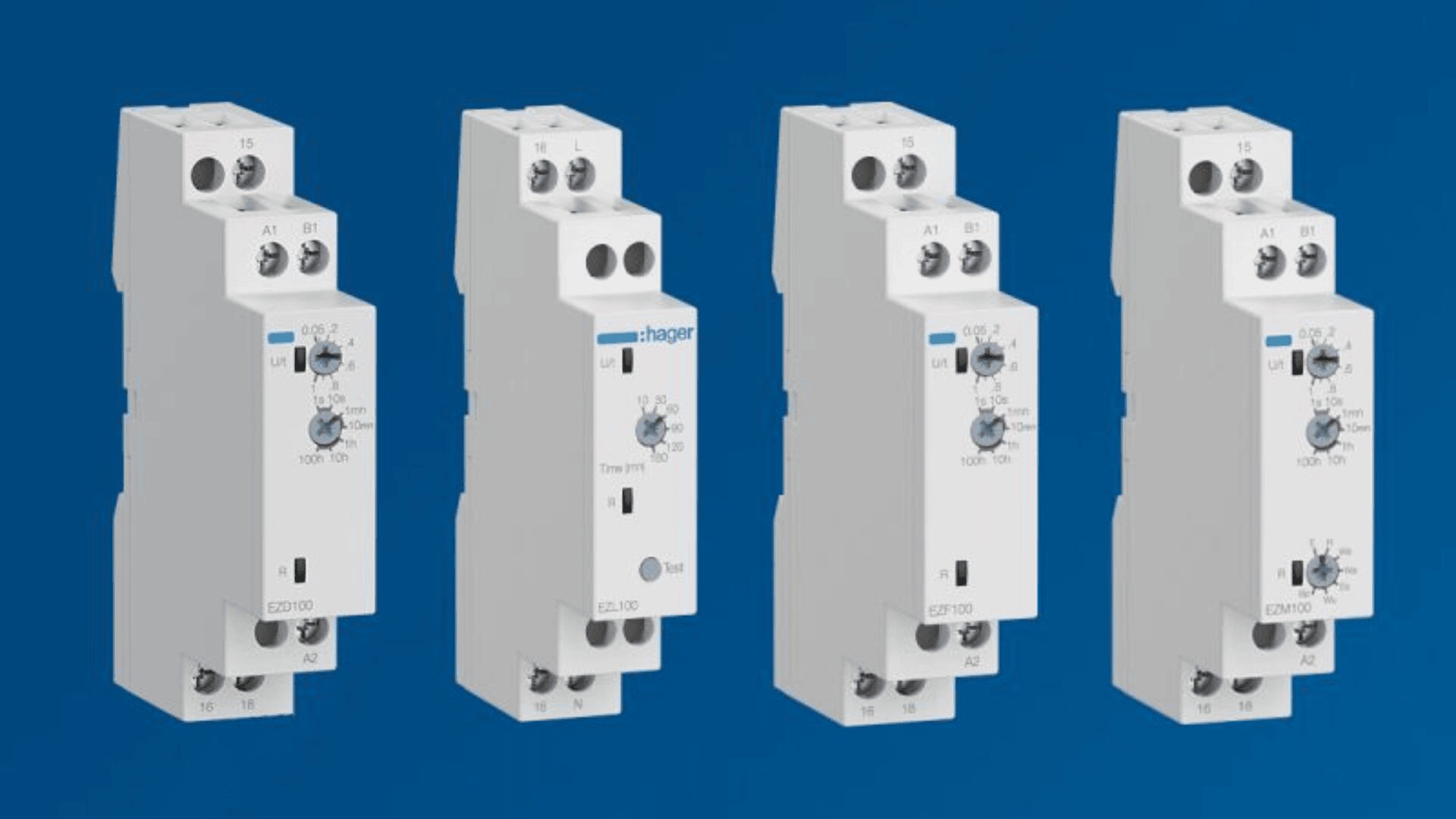 Vier weiße elektrische Zeitrelais von Hager stehen aufrecht in einer Reihe auf blauem Hintergrund und sind jeweils mit Zifferblättern, beschrifteten Klemmen und dem Hager-Logo versehen.