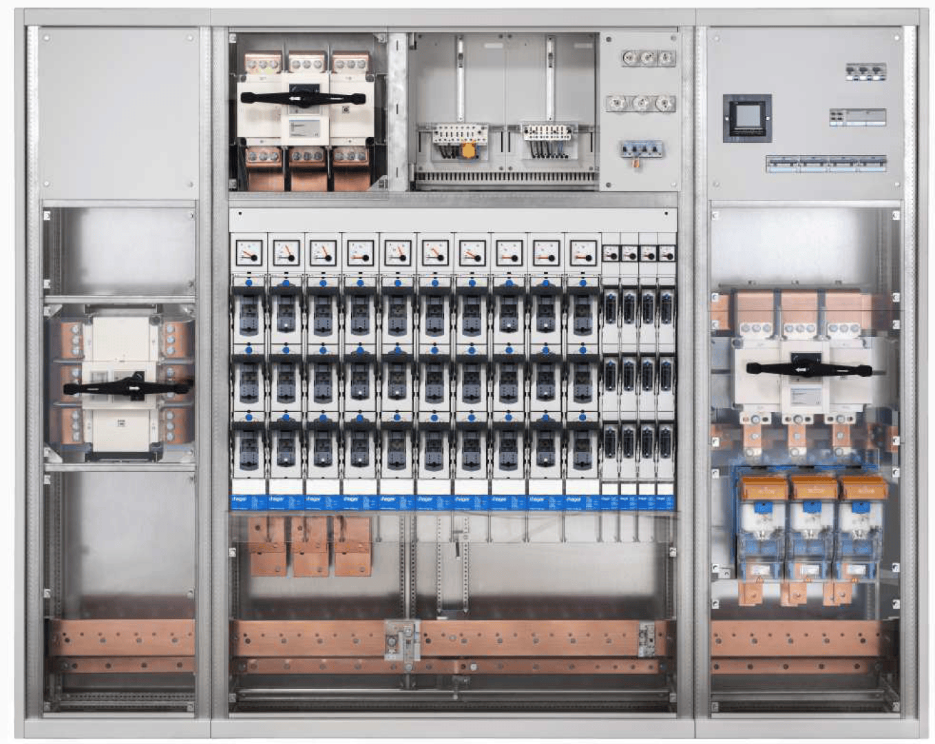 Ein industrieller elektrischer Schaltschrank mit mehreren Leistungsschaltern, Zählern, Schaltern, Kabeln und Sammelschienen, die in einem Metallgehäuse untergebracht sind. Die Fächer enthalten verschiedene elektrische Komponenten, die für die Stromverteilung verwendet werden.