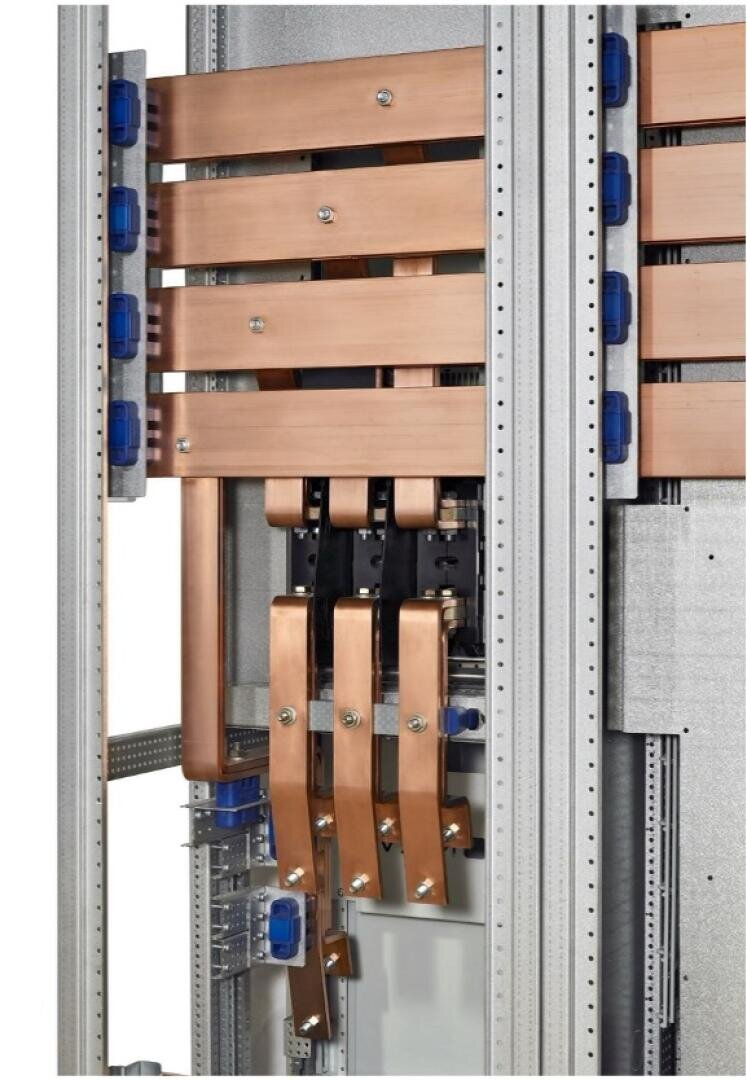Vertikale Metalltafel mit mehreren horizontalen und vertikalen Kupferschienen, die mit Bolzen in einem Stromverteilerschrank verbunden sind, mit blauen Kunststoffklammern und einer Metallrahmenstruktur.