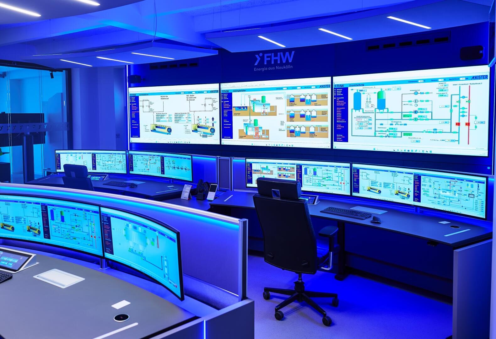 Ein Kontrollraum-Gesamtkonzept als sicheres Fundament für die Wärmesteuerung der Zukunft in Berlin: In der Systemwarte der FHW Neukölln AG werden ergonomische Operator-Arbeitsplätze, Großbild-Visualisierung und innovative KVM-Systemsteuerung zu einem Cockpit für die Wärmewende. Foto: JST – Jungmann Systemtechnik® 