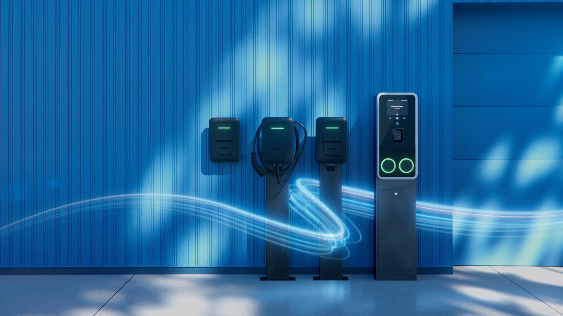 Drei Ladestationen für Elektrofahrzeuge sind an einer blauen Wand angebracht, daneben befindet sich ein digitaler Kiosk. Sonnenlicht und Schatten erzeugen Muster, und leuchtende blaue Lichtspuren markieren den Ladebereich.