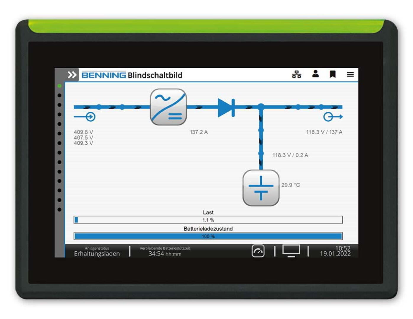 Ein digitaler Bildschirm zeigt ein Benning-Schema mit elektrischen Symbolen, Spannungs- und Stromwerten, einer Batterieladezustandsanzeige, Einstellungssymbolen sowie Datum und Uhrzeit am unteren Rand.