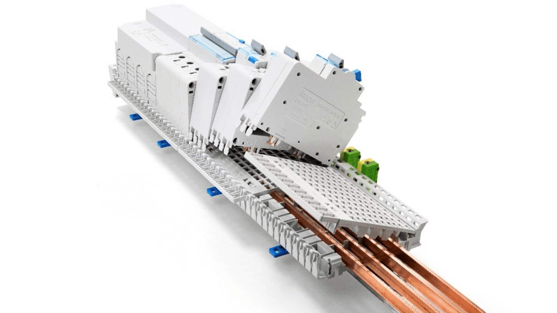 Ein Satz weißer elektrischer Relais und Klemmenblöcke, die auf einer DIN-Schiene montiert sind, mit darunter verlaufenden Kupferschienen und einer teilweise geöffneten perforierten Abdeckung, die den Blick auf die Verdrahtung freigibt.