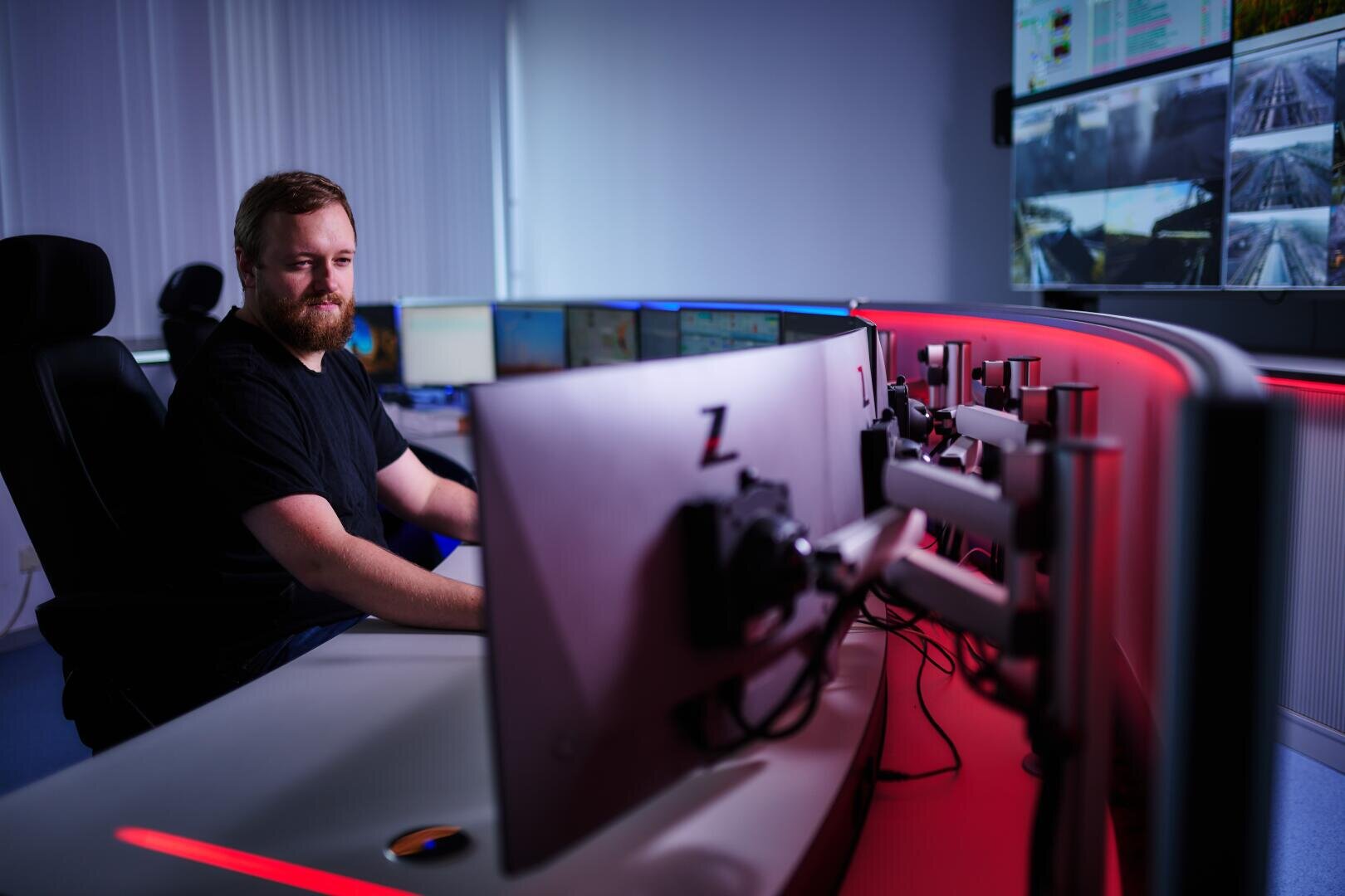 Eingehende Störungen und Alarmzustände erkennt der Operator am ergonomischen Stratos-Pult durch das integrierte AlarmLight, das je nach Voreinstellung und aktueller Lage in verschiedenen Farben leuchtet, blinkt oder pulsiert. Foto: JST - Jungmann Systemtechnik® 
