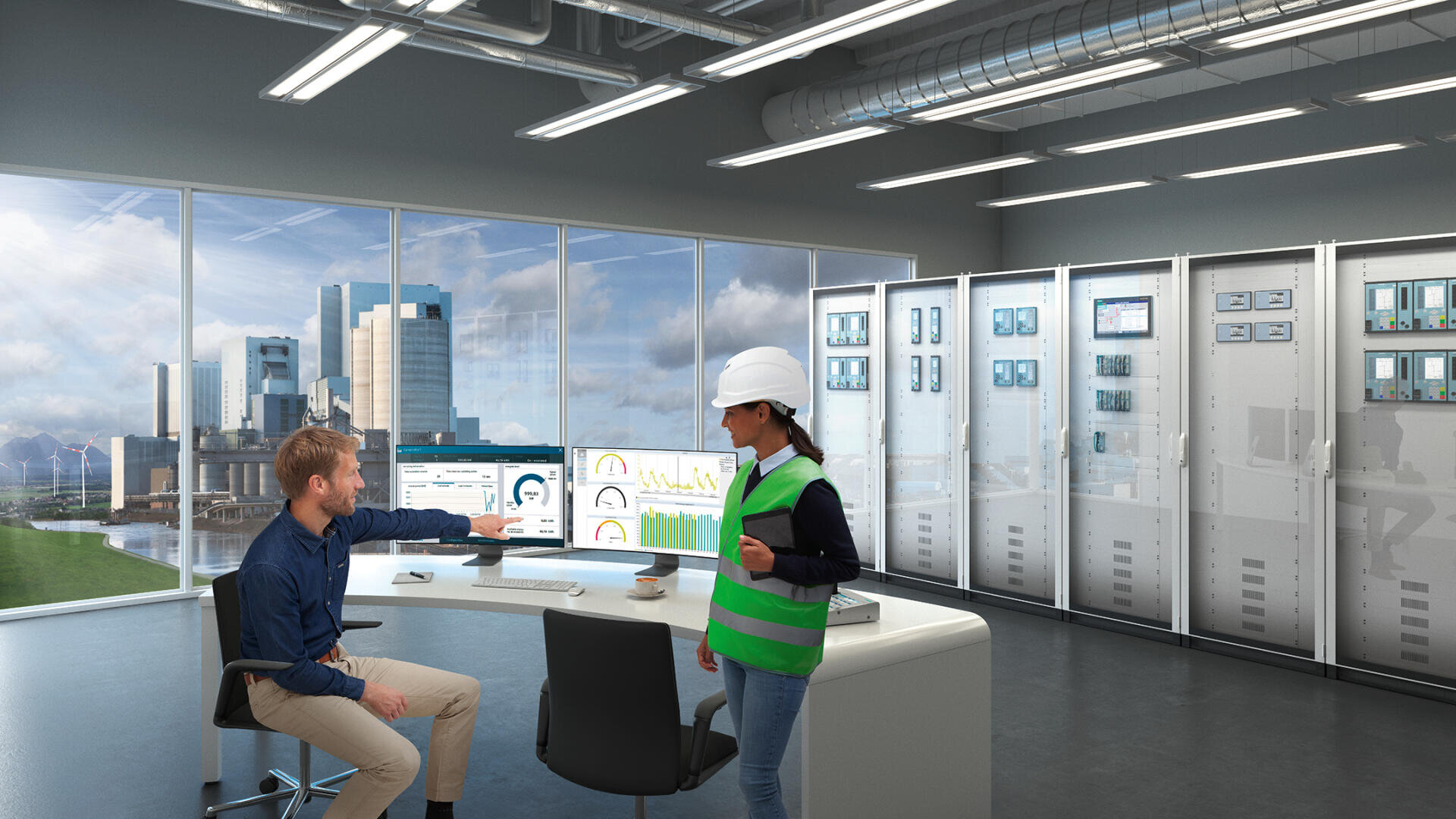 Ein Mann, der an einem Schreibtisch sitzt und auf Computermonitore mit Daten deutet, spricht mit einer Frau in grüner Weste und weißem Schutzhelm in einem modernen Kontrollraum mit großen Fenstern und Industrieanlagen.
