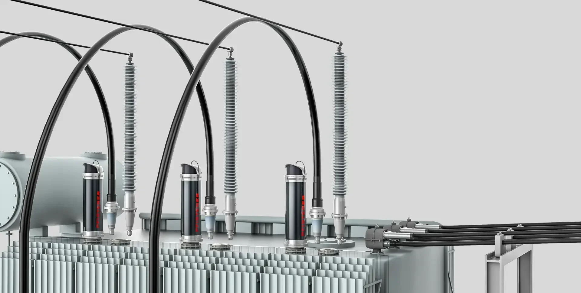 Nahaufnahme elektrischer Komponenten auf einem Leistungstransformator mit großen Durchführungen, dicken schwarzen Kabeln und vertikal montierten zylindrischen Bauteilen.
