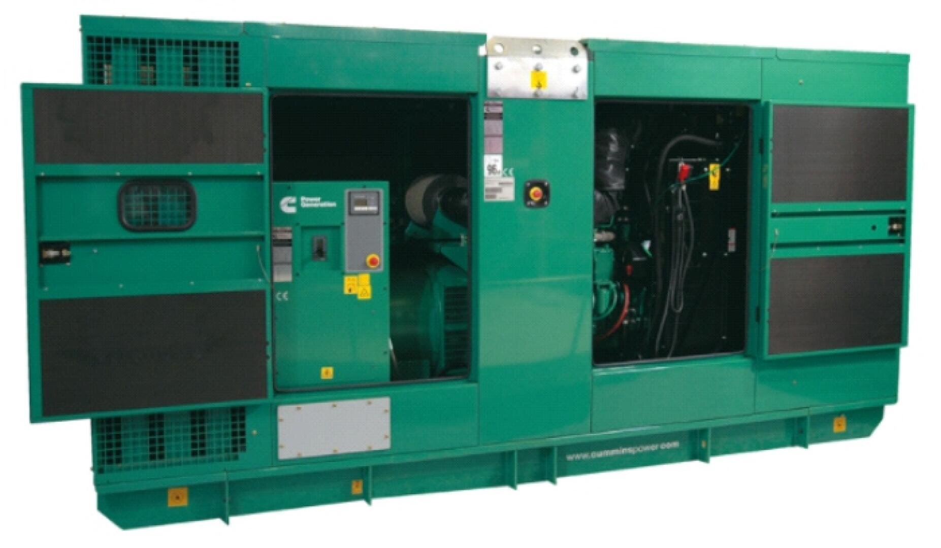 Ein großer grüner Industrie-Dieselgenerator mit offenen Seitenwänden, die den Blick auf den Motor und die internen Komponenten freigeben, versehen mit dem Cummins Power-Logo.