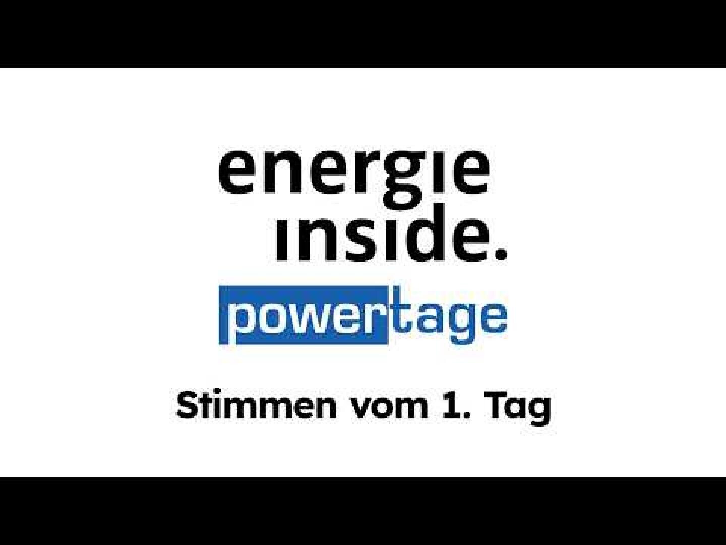 Weißer Hintergrund mit schwarzem Text: „energie inside“. Darunter befindet sich ein blau-weißes Logo mit der Aufschrift „powertage“. Darunter steht in kleinerer schwarzer Schrift: „Stimmen vom 1. Tag“. Oben und unten verlaufen schwarze Balken als Rahmen.