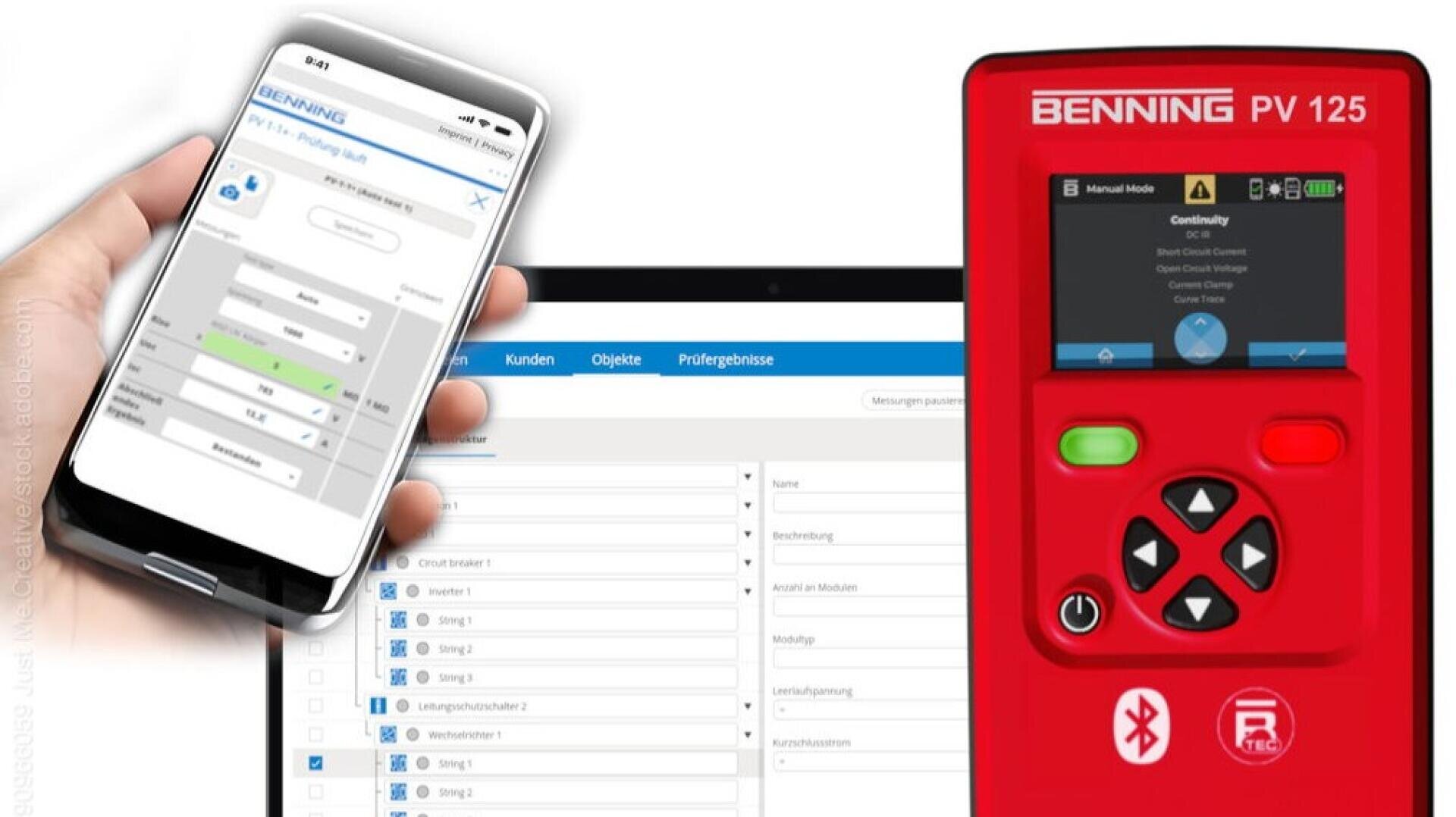Eine Hand hält ein Smartphone, auf dem eine Prüf-App angezeigt wird, neben einem roten BENNING PV 125-Gerät und einem Laptop-Bildschirm mit Dateneingabefeldern. Das Setup schlägt digitale und Bluetooth-fähige Prüfgeräte vor.