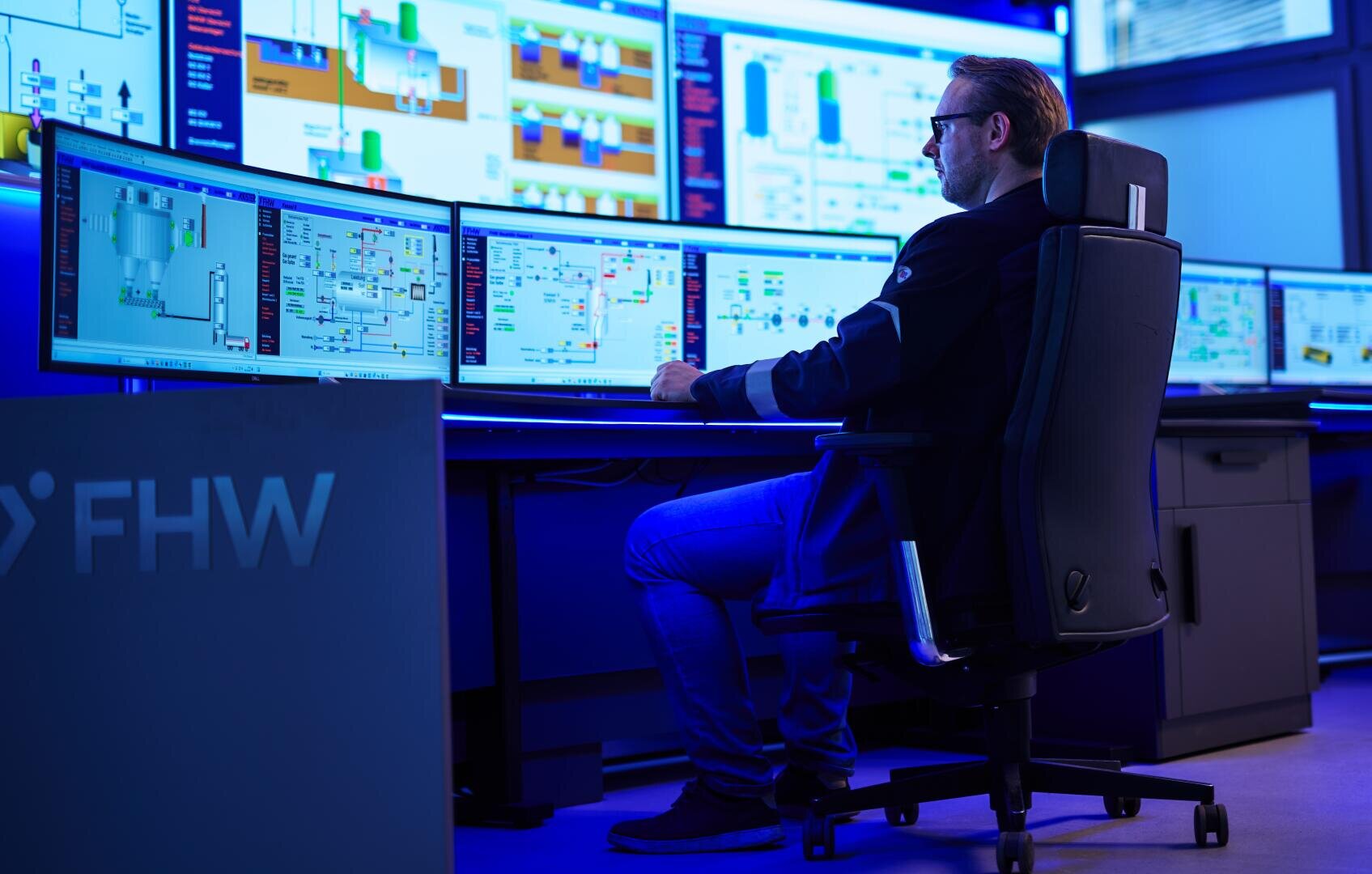 Ergonomischer Arbeitsplatz in der neuen Messwarte von FHW Neuköln. Foto: JST - Jungmann Systemtechnik® 