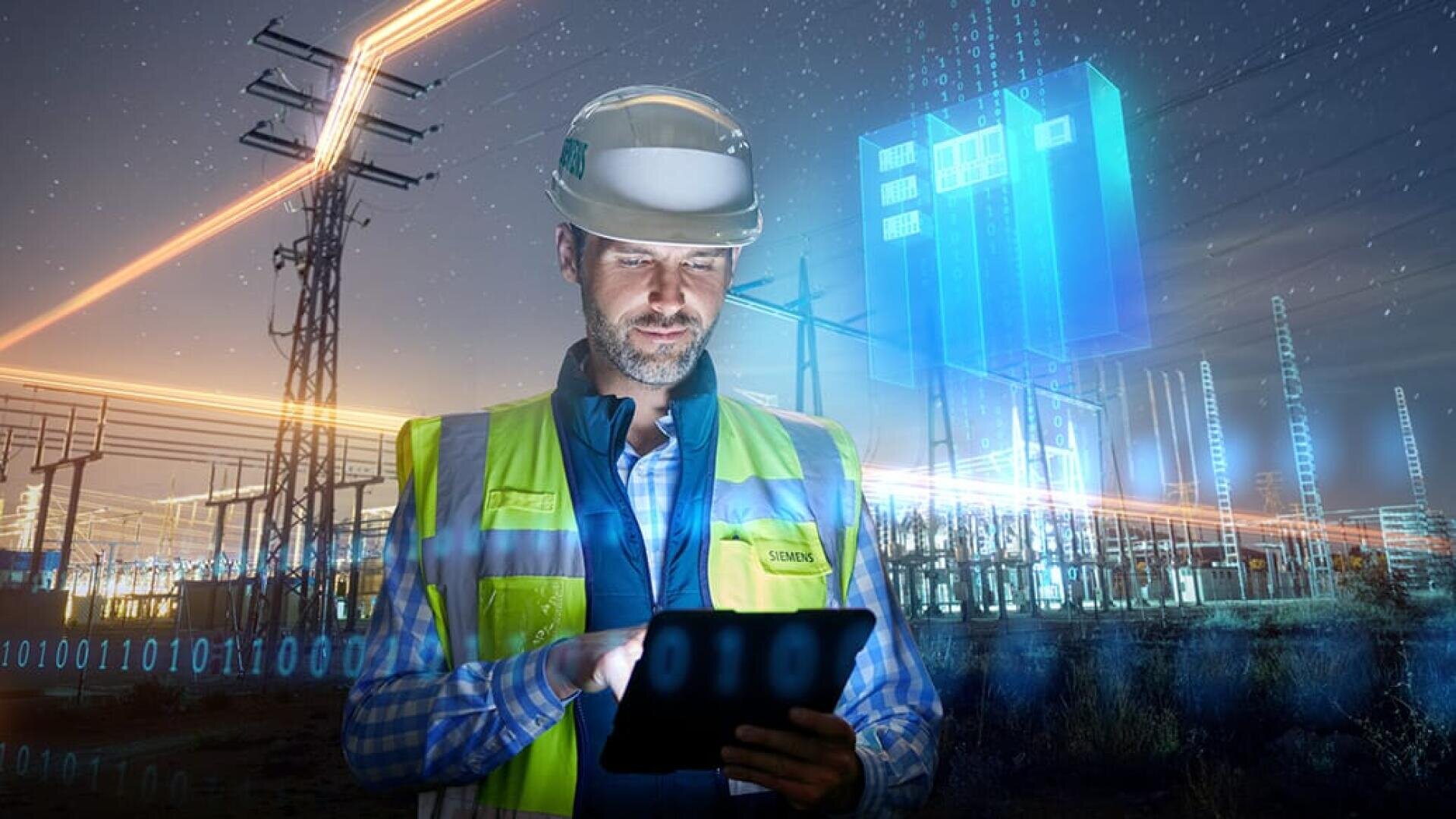 Ein Mann mit Schutzhelm und Warnweste benutzt ein Tablet in einem Umspannwerk. Digitale Grafiken und binäre Codes symbolisieren intelligente Technologien und Datenintegration im Energiesektor.