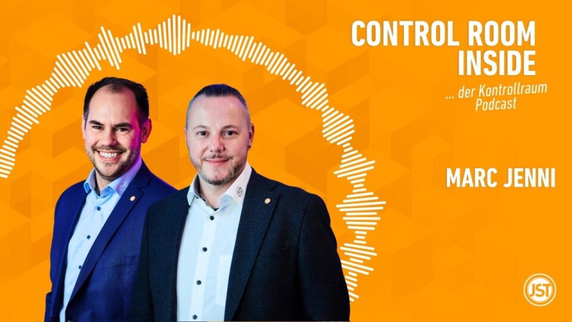 Zwei Männer in Anzügen stehen lächelnd vor einem orangefarbenen geometrischen Hintergrund mit einem kreisförmigen Wellenmuster. Der Text lautet: CONTROL ROOM INSIDE ...der Kontrollraum Podcast, MARC JENNI und das JST-Logo ist zu sehen.