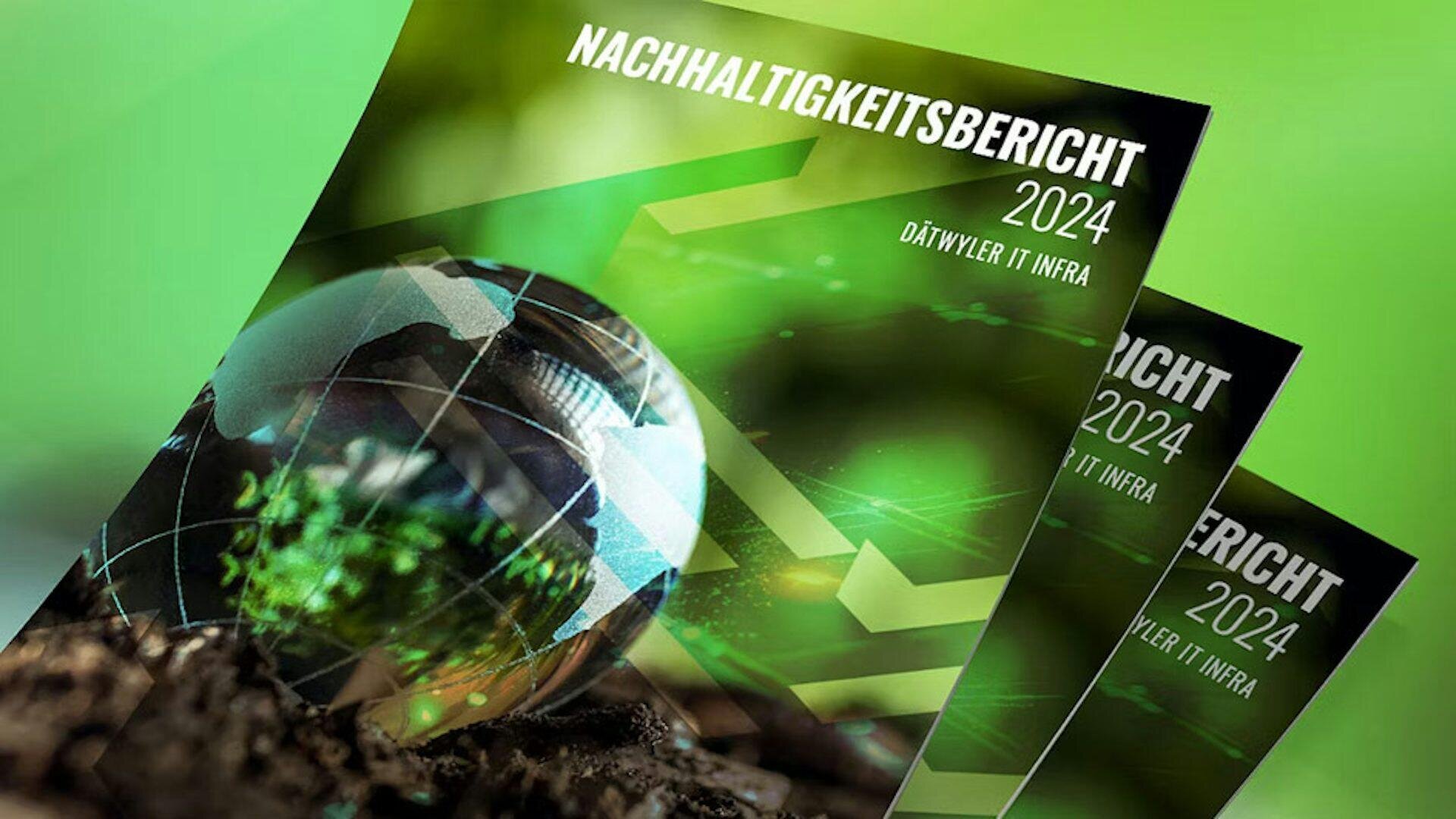 Nahaufnahme von drei Broschüren mit grünem Thema, mit den Titeln NACHHALTIGKEITSBERICHT 2024 und DÄTWYLER IT INFRA. Das Cover zeigt eine gläserne Weltkugel und grüne Pfeile, die auf Nachhaltigkeit hinweisen.