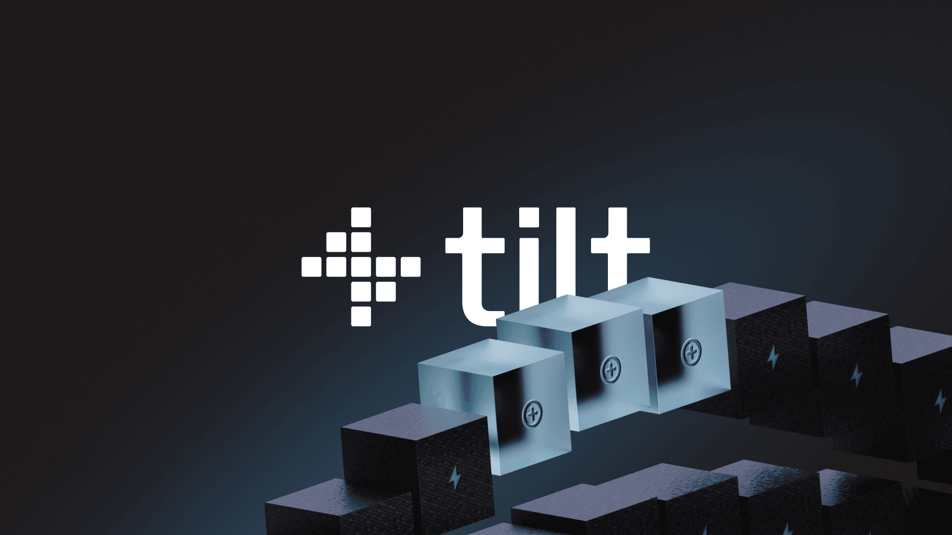 Das Wort Tilt in weißen Kleinbuchstaben erscheint auf einem dunklen Hintergrund mit geometrischen Blöcken, die teilweise Plus- und Blitzsymbole enthalten. Ein verpixeltes Pluszeichen befindet sich links neben dem Text.