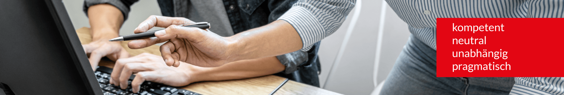 Zwei Personen arbeiten an einem Computer; eine zeigt mit einem Stift auf den Bildschirm, während die andere tippt. Auf der rechten Seite erscheint ein roter Kasten mit den deutschen Wörtern kompetent, neutral, unabhängig, pragmatisch.