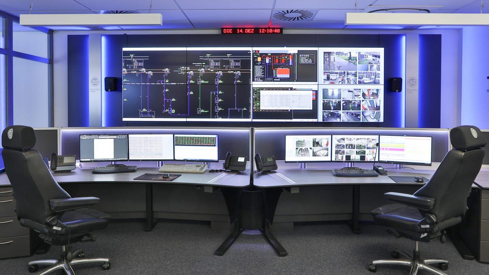 Konzentriertes Arbeiten in einem Umfeld, das nicht nur technisch dem State of the Art entspricht, sondern auch aktuelle Ergonomie-Massstäbe berücksichtigt: Mit der neuen Netzleitstelle erfüllt die Stadtwerke Steinburg GmbH alle Anforderungen an moderne Arbeitsplätze in KRITIS-Kontrollräumen. Foto: JST - Jungmann Systemtechnik® 