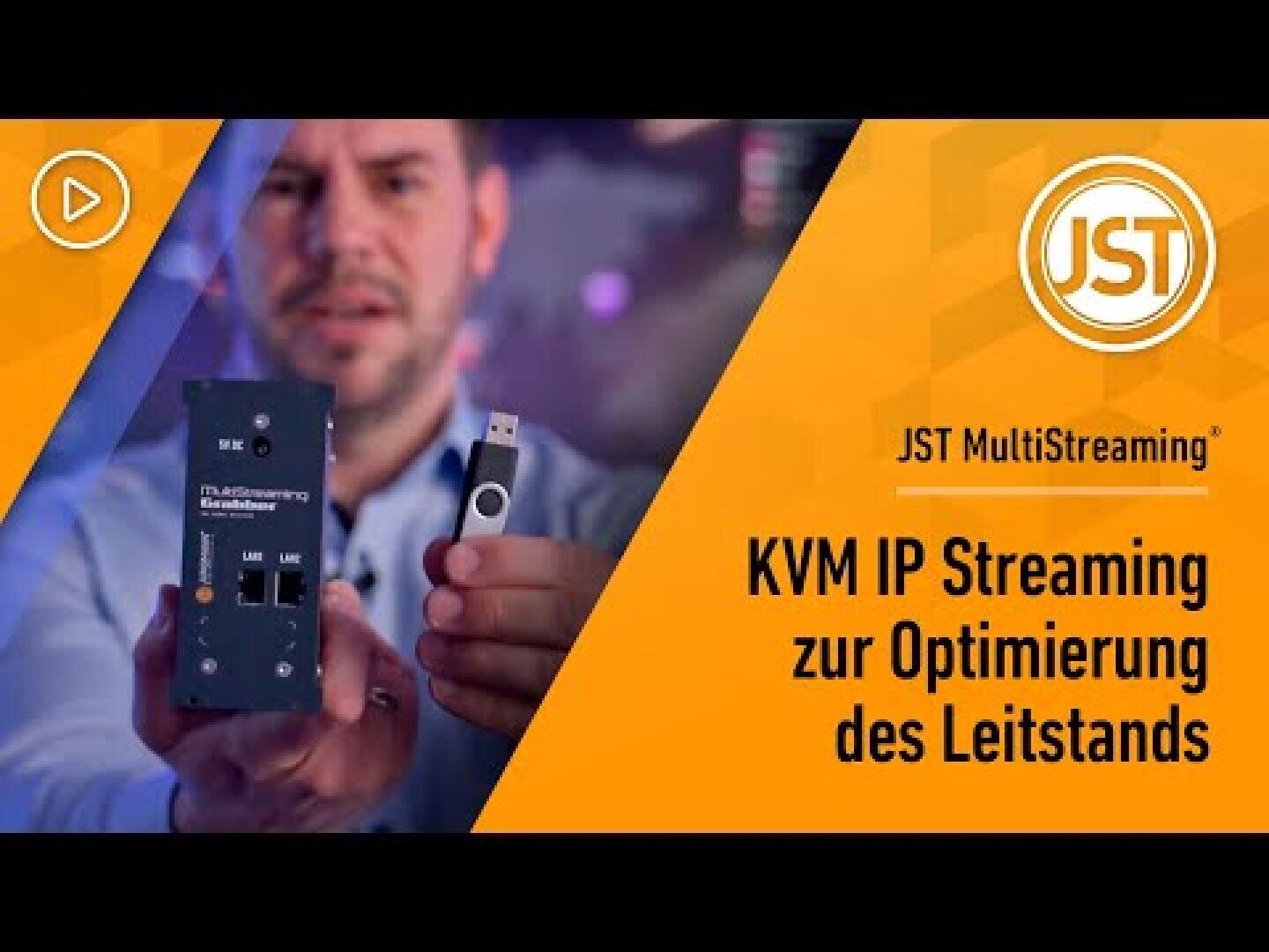 Ein Mann hält ein KVM IP-Streaming-Gerät und einen USB-Stick. Das Bild zeigt ein orangefarbenes Banner mit dem JST-Logo und Text: KVM IP Streaming zur Optimierung des Leitstands und JST MultiStreaming.
