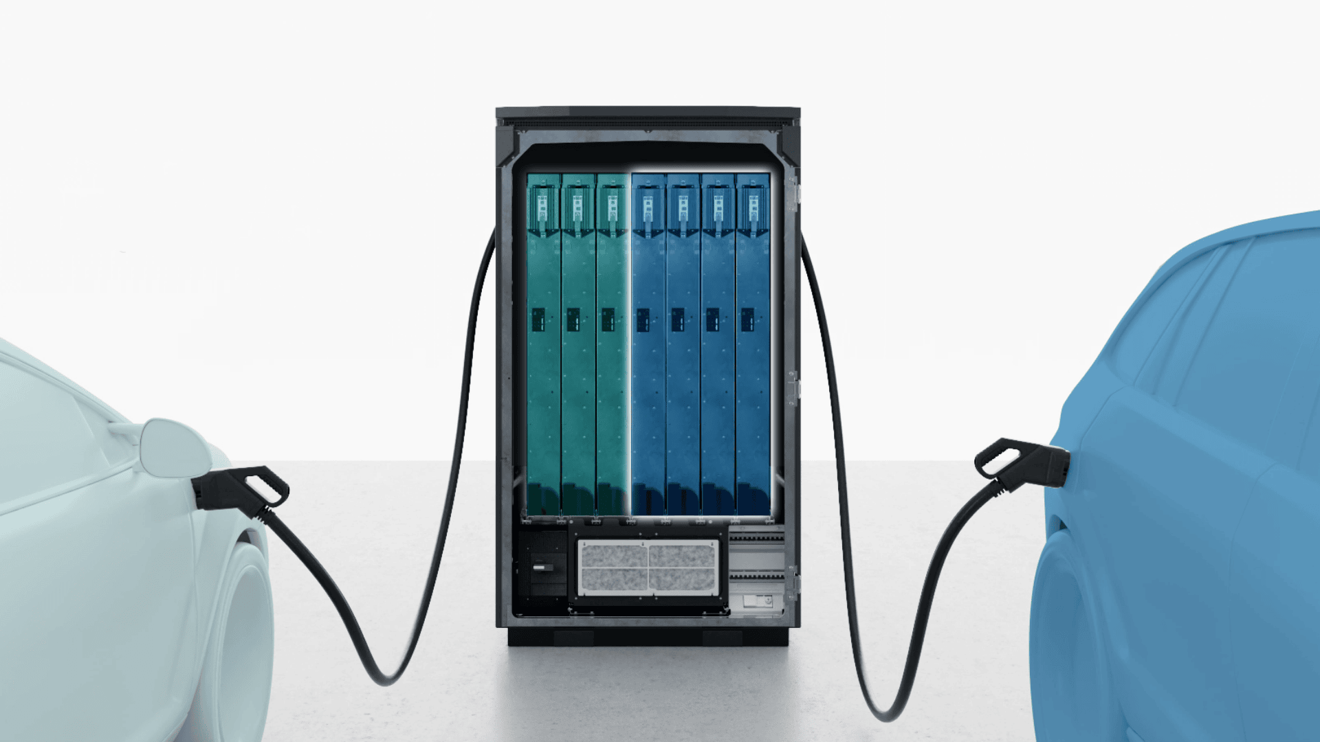Eine Ladestation mit Kabeln, die an zwei blaue Elektroautos angeschlossen sind, eines auf jeder Seite. Die Vorderseite der Station ist offen und gibt den Blick auf die internen Batteriemodule frei. Der Hintergrund ist schlicht und weiß.