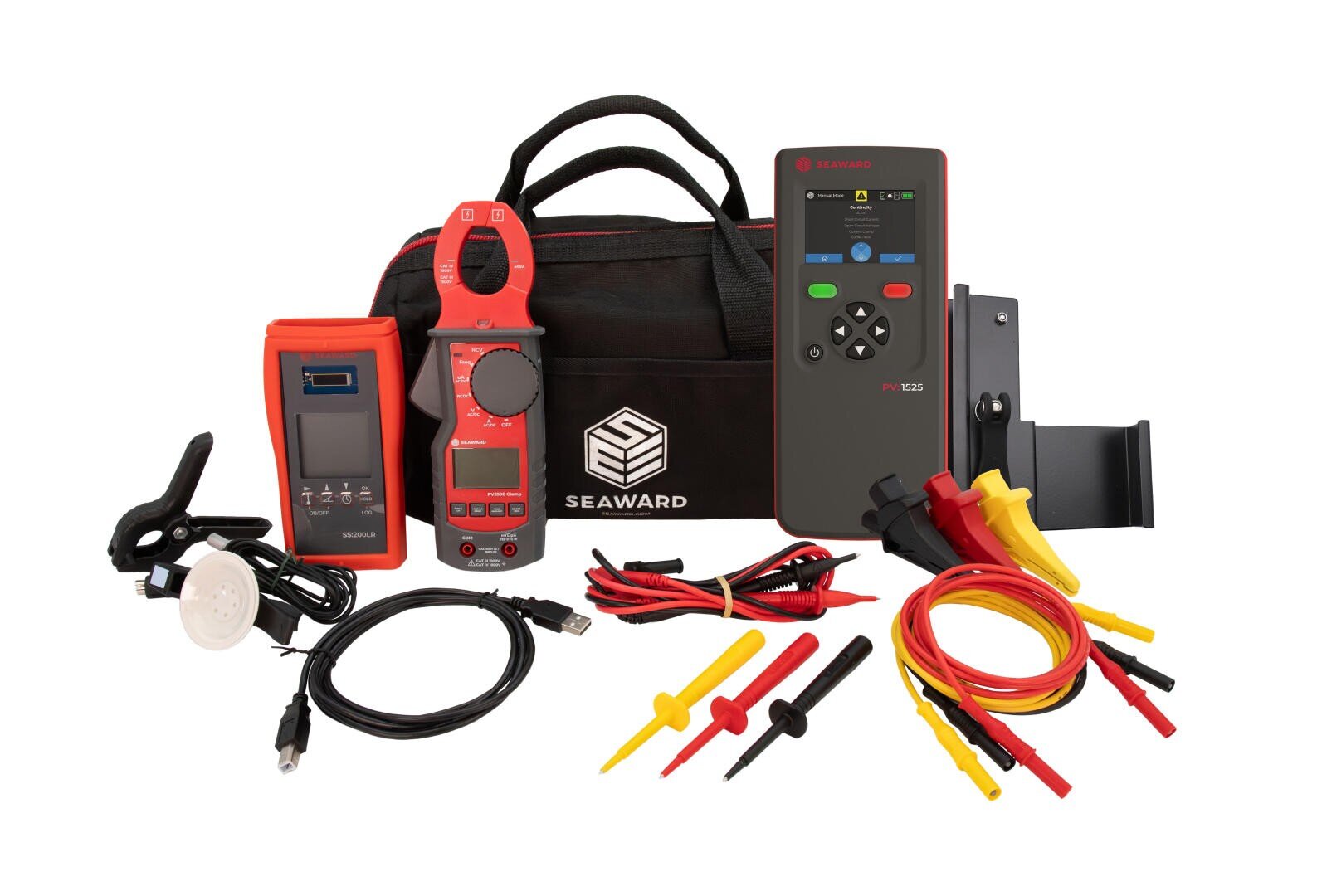 Ein Satz elektrischer Prüfwerkzeuge, darunter ein Zangenmessgerät, Handgeräte, Prüfspitzen, Kabel mit Klemmen und eine schwarze Seaward-Transporttasche, alles auf weißem Hintergrund.