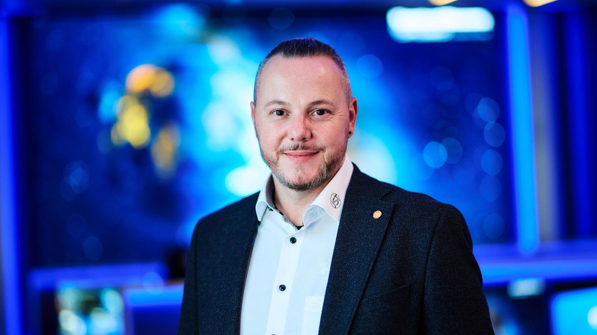 „Ich möchte, dass Schweizer Unternehmen spüren: JST ist vor Ort – verbindlich, nahbar und auf Augenhöhe.“ Foto: JST – Jungmann Systemtechnik®