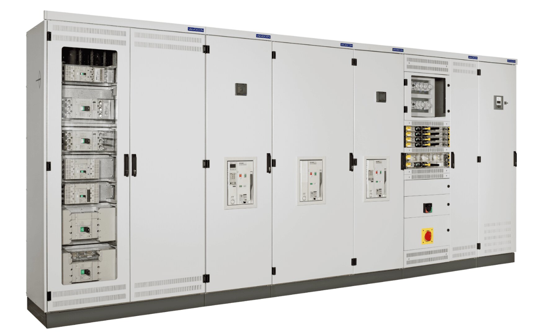 Ein großer industrieller Schaltschrank mit mehreren Abschnitten, die jeweils Schalter, Leistungsschalter, Messgeräte und Kabel enthalten, die alle in einem sauberen, weißen Metallgehäuse untergebracht sind.