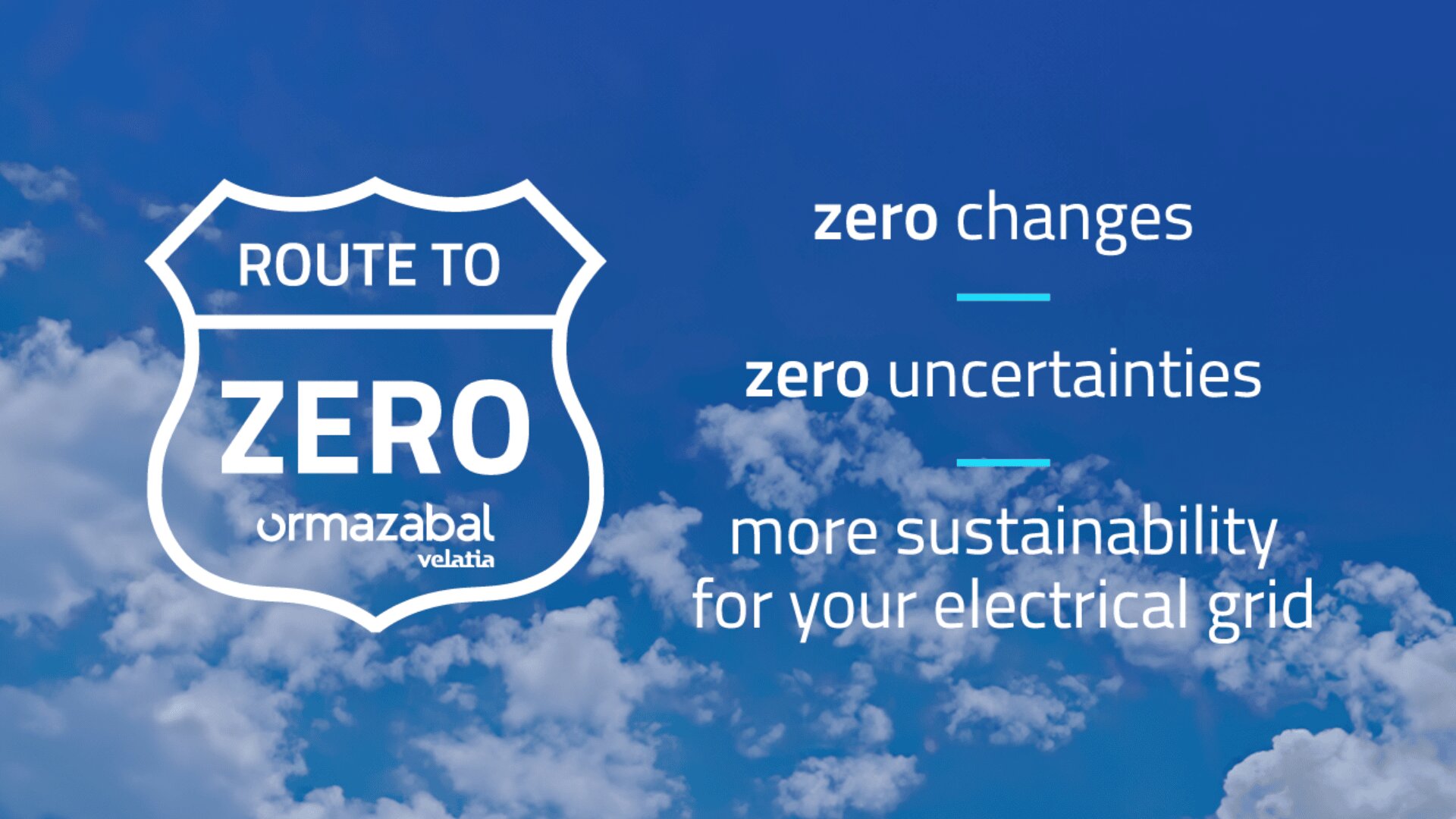 Ein Straßenschild mit der Aufschrift Route to Zero Ormazabal Velatia steht vor einem blauen Himmel mit Wolken. Daneben steht: Null Veränderungen, null Unsicherheiten, mehr Nachhaltigkeit für Ihr Stromnetz.
