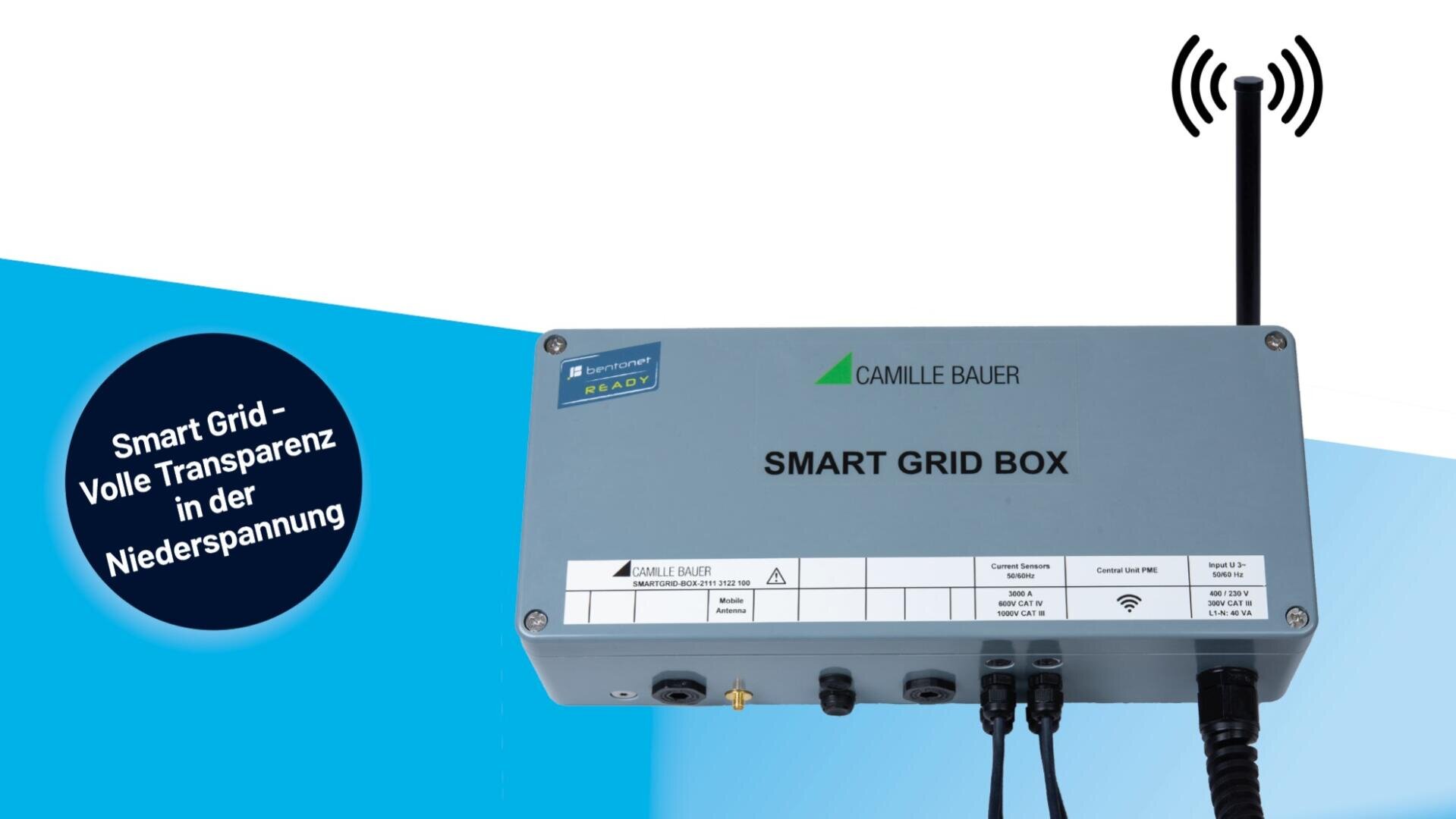 Ein SMART GRID BOX-Gerät von Camille Bauer mit Kabeln und einer Antenne, das vor einem blau-weißen Hintergrund für Smart Grid - Volle Transparenz in der Niederspannung wirbt.