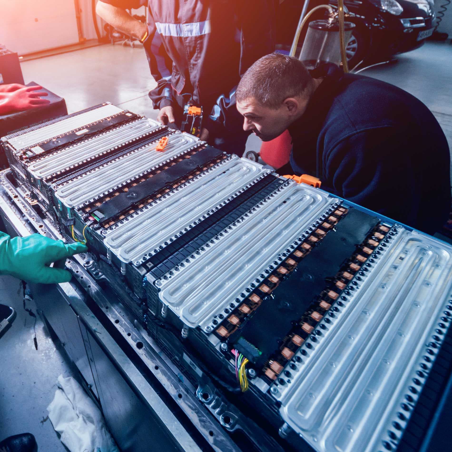 Techniker schauen auf einen Energiespeicher.