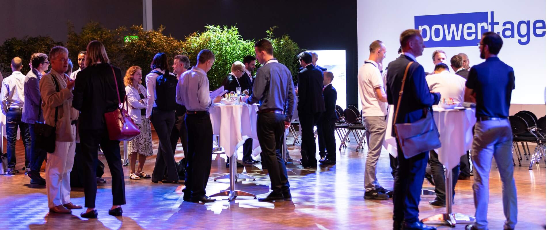 Fair visitors and exhibitors in the exhibition hall of the Powertage.