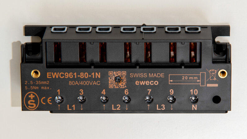 Schwarzer elektrischer Anschlussblock mit der Bezeichnung EWC961-80-1N, Nennwert 80A/400VAC, mit sechs nummerierten Schraubklemmen (L1, L2, L3, N) und auf der Vorderseite aufgedruckten Spezifikationen.
