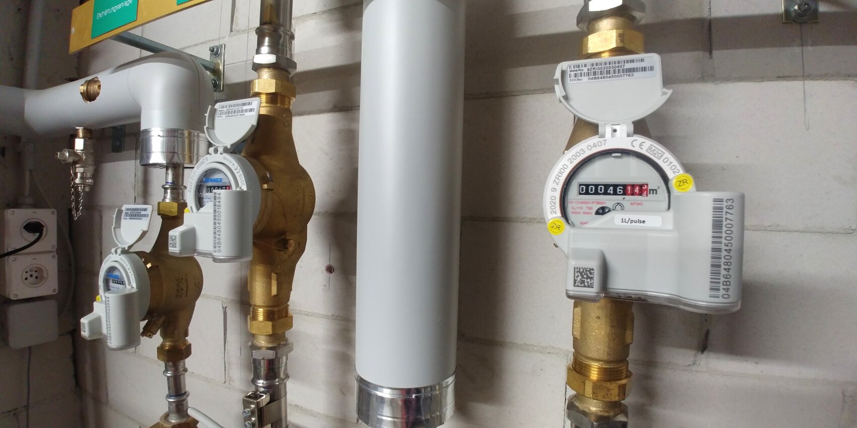 Drei Verbrauchszähler für Wasser und Gas